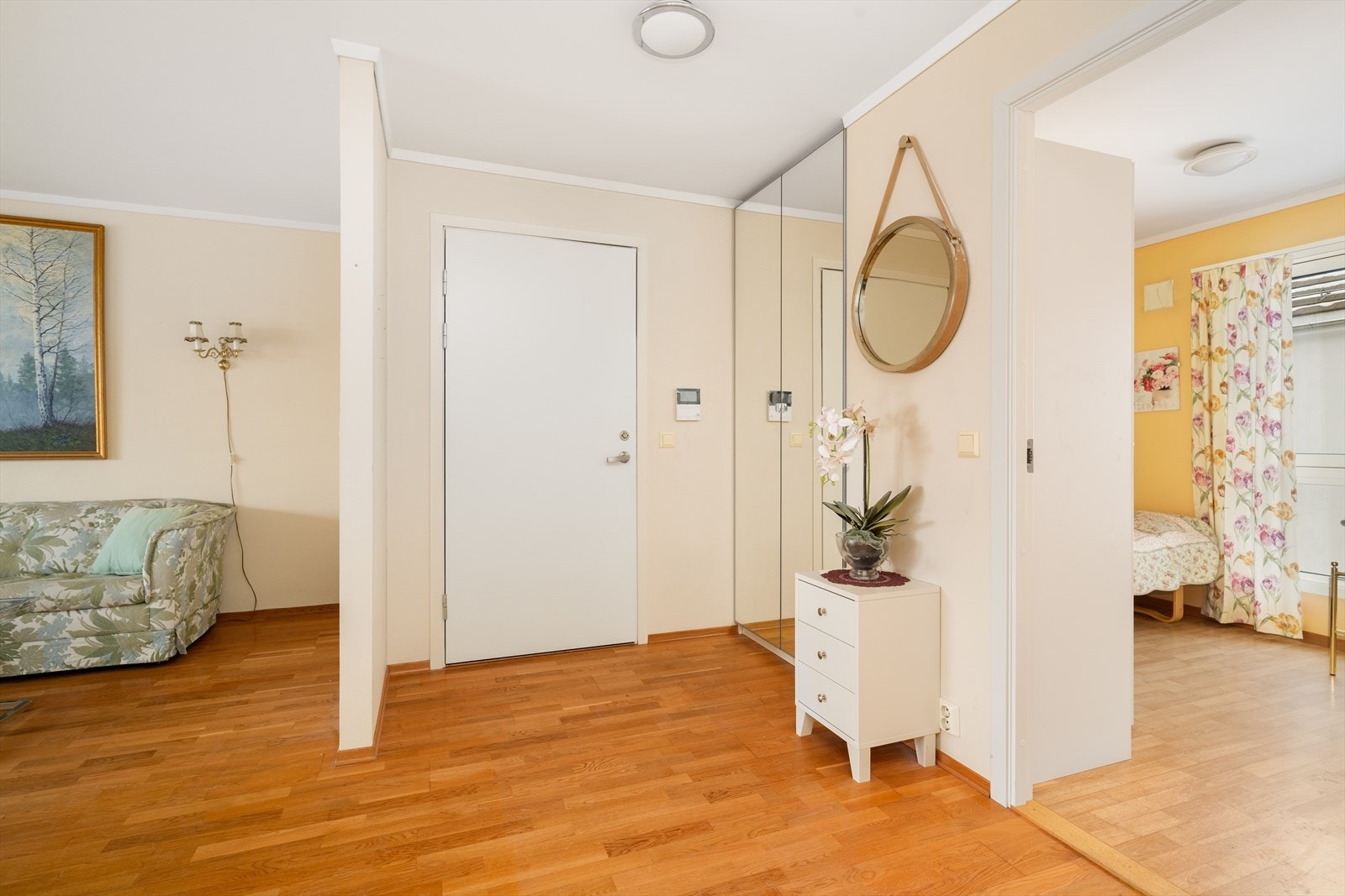 I entre er det plass til sko og yttertøy i skap med speildører. Galleribilde