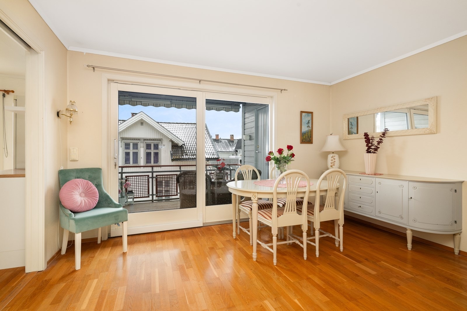 Leiligheten har en lys og romslig stue med god plass for sofagruppe og spisebord. Galleribilde