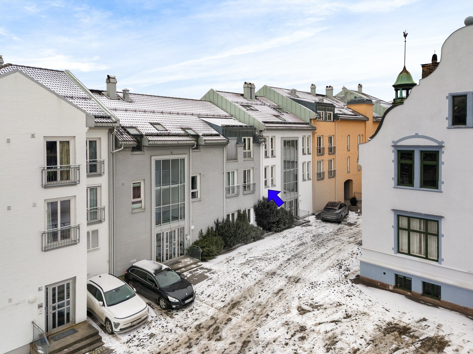 Leiligheten ligger lunt og trygt i 2.etg i dette flotte bygget fra 2002, som tidligere har fått byggeskikkprisen av Skien kommune. Leiligheten har tilgang til felles garasjekjeller hvor det er tilhørende bod og garasjeplass. Galleribilde