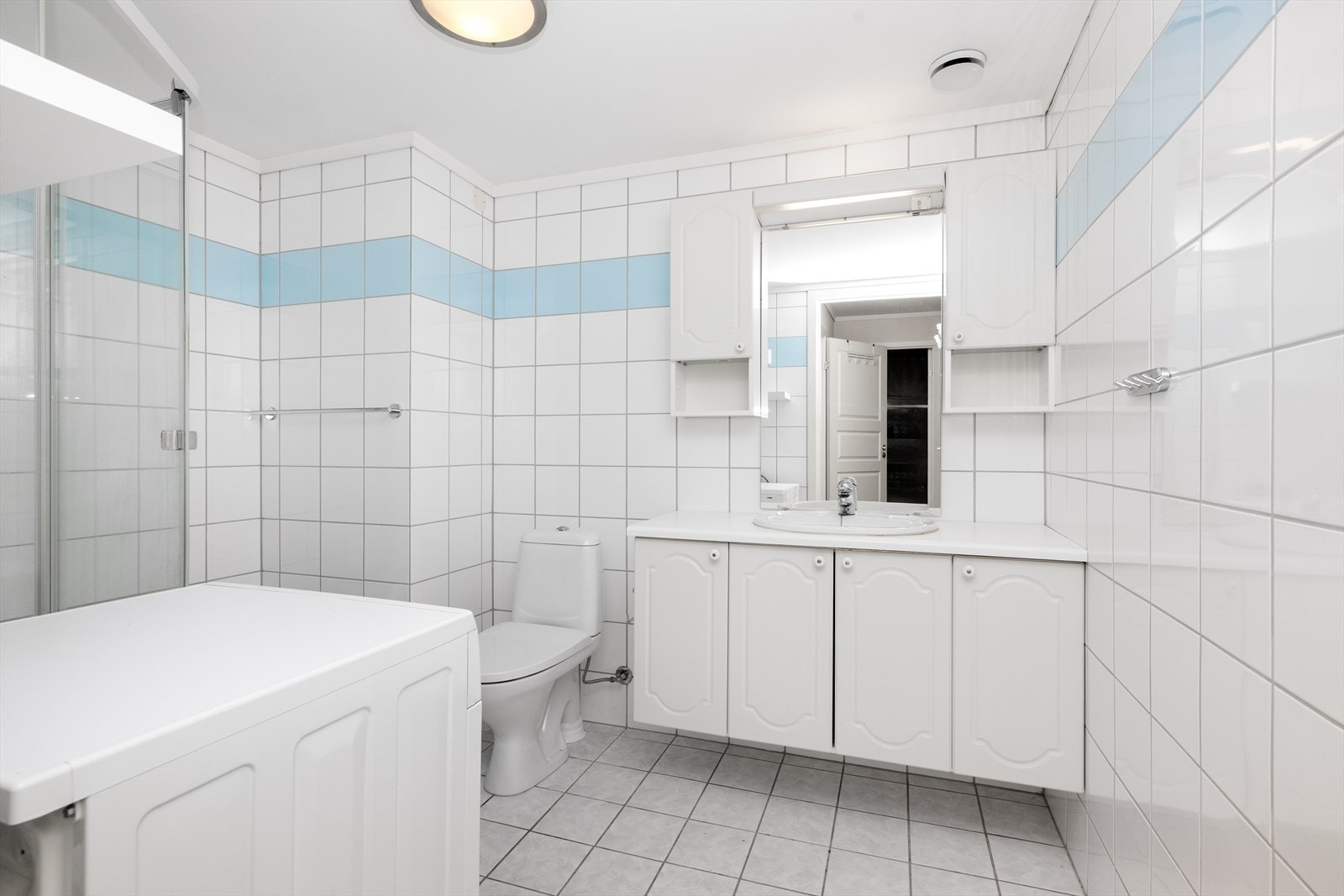 Pent, helfliset bad med varmekabler i gulv og opplegg for vaskemaskin. Galleribilde