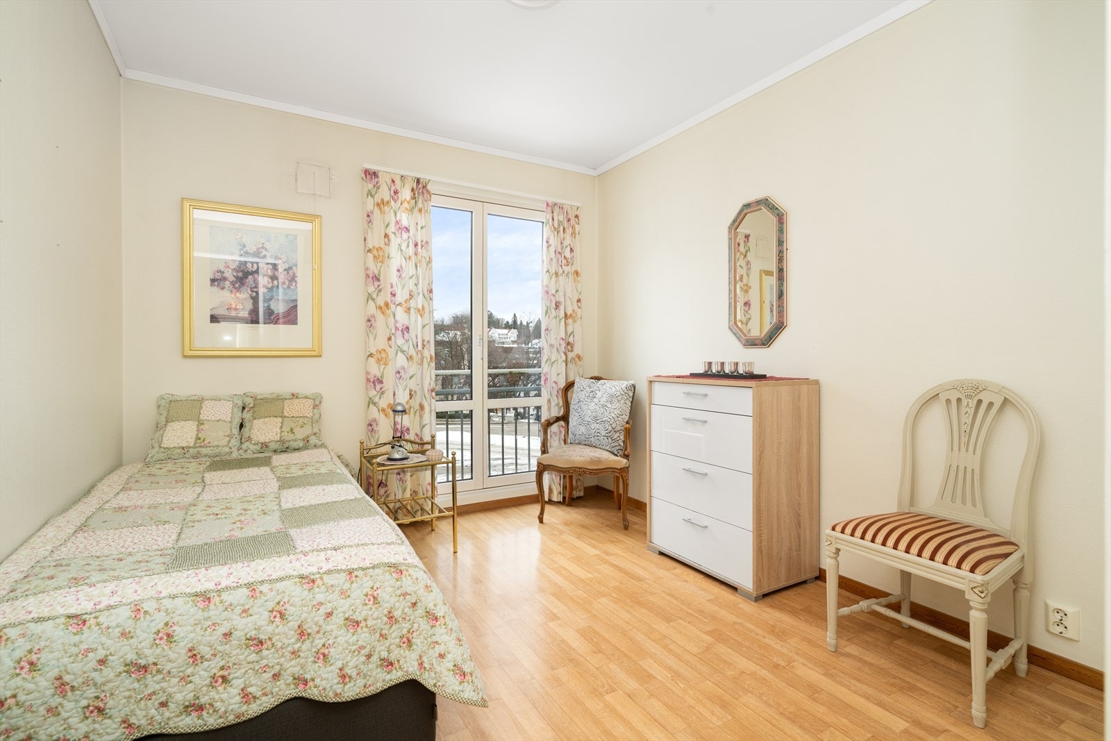 Hovedsoverommet er av god størrelse med plass for diverse soveromsmøblement. Galleribilde