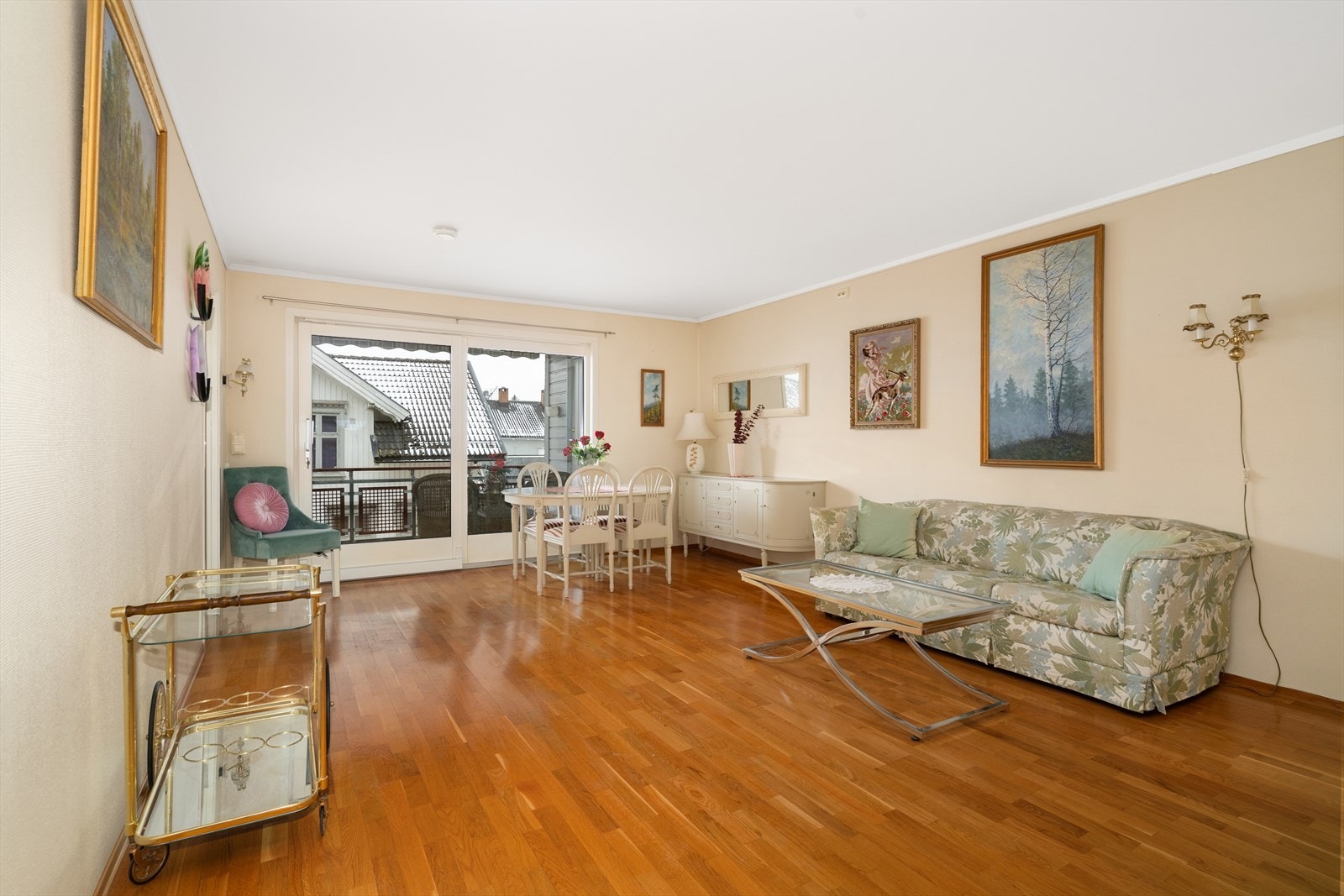 En praktisk og lettstelt 3-roms leilighet med attraktiv og sentral beliggenhet på Lie, i hjertet av Skien by - perfekt for deg som ønsker å bo sentralt med enkel adkomst til alle byens fasiliteter! Galleribilde