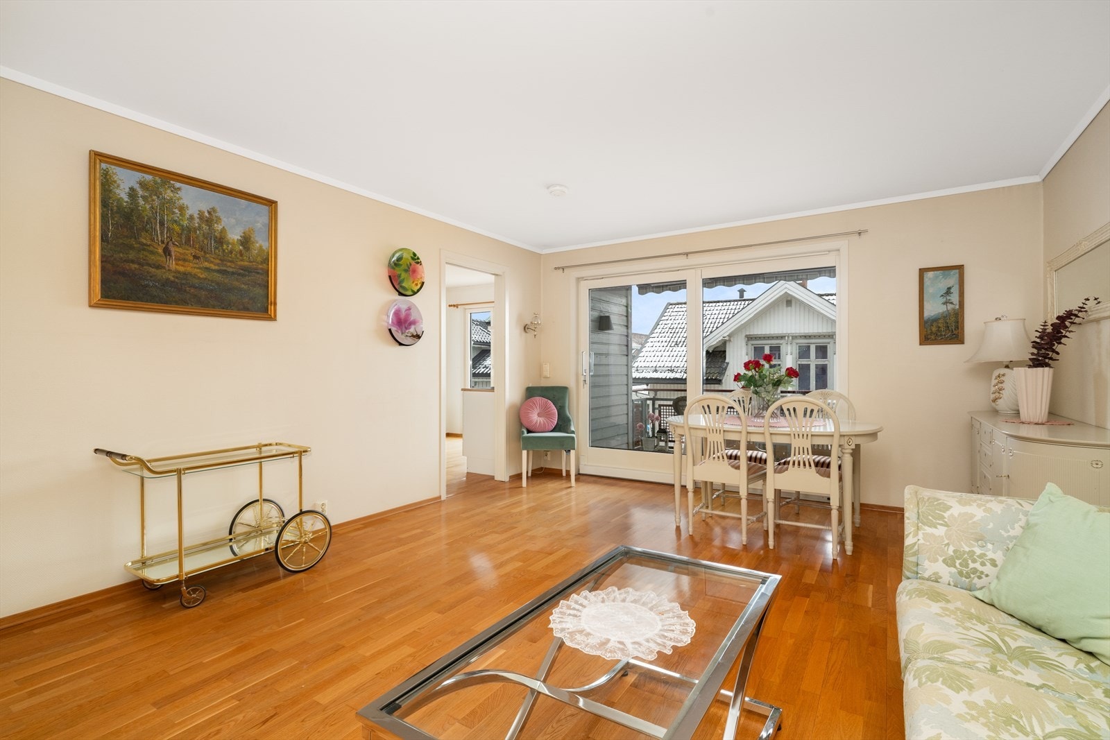 Vinduene slipper rikelig med naturlig lys inn til spiseplassen. Galleribilde