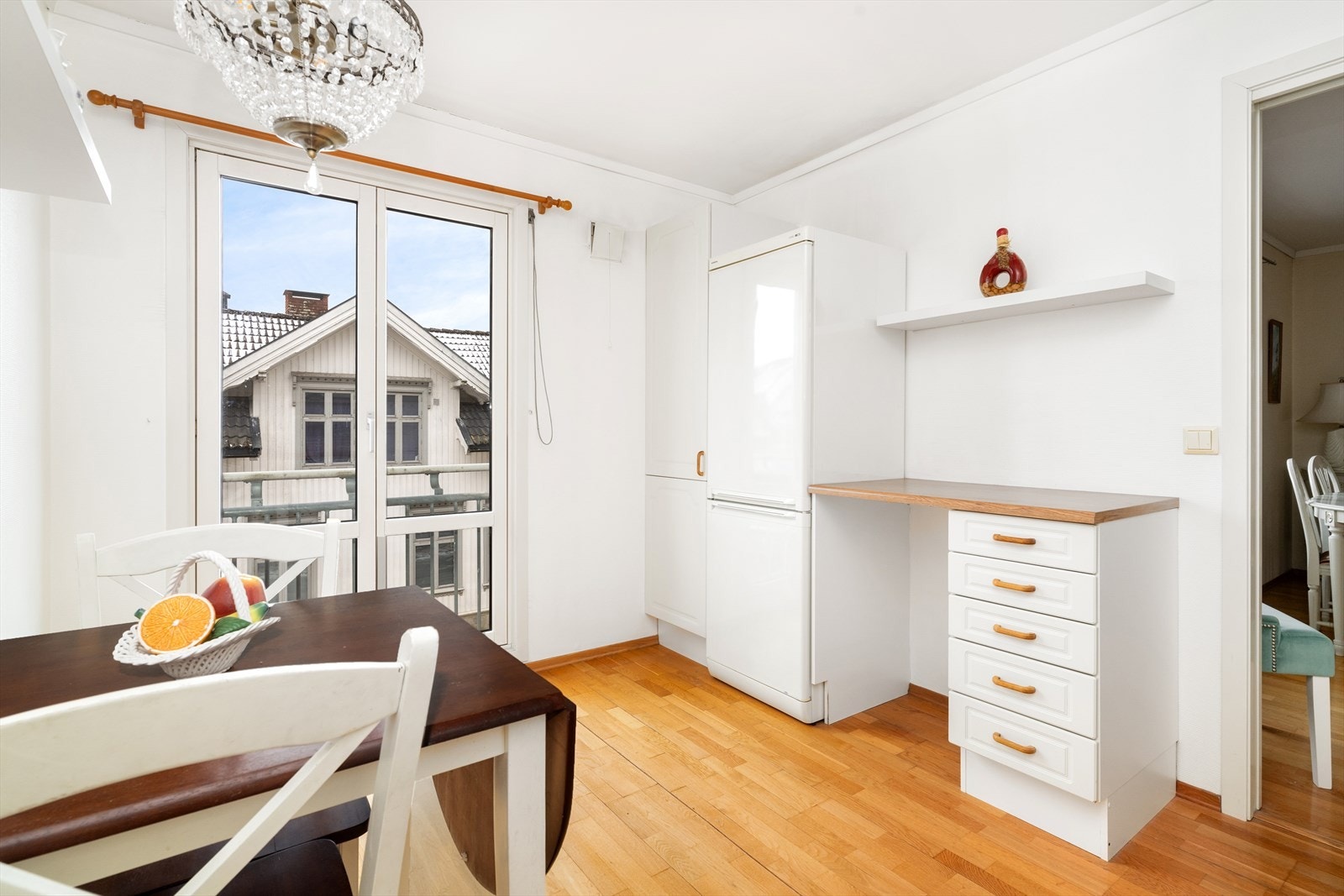 Kjøkkenet har god skapplass i innredning med profilerte fronter, og det er benkeplater av laminat med flis over. Avtrekk over stekesone via sentralt avtrekksanlegg i bygget. Galleribilde