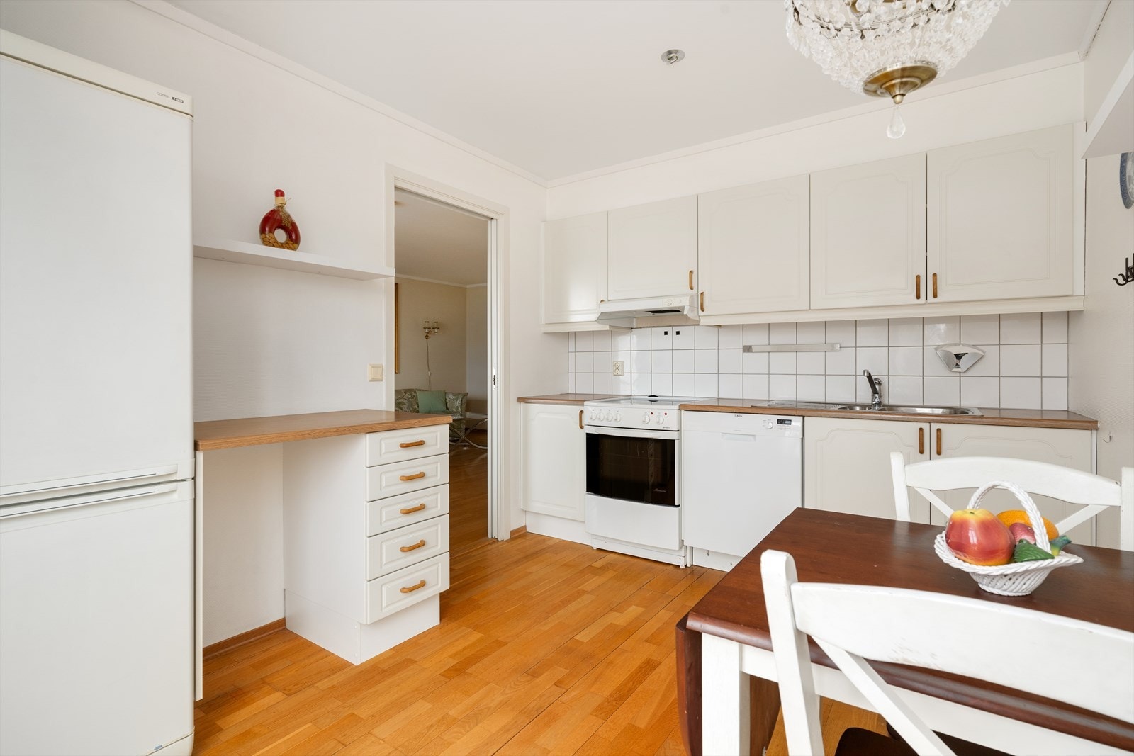 Kjøkken med god skap, skuff- og benkeplass. Galleribilde