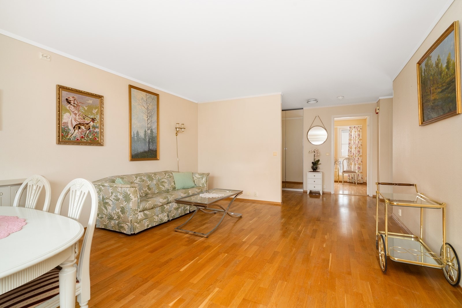 Kabel tv og bredbånd er inkludert i felleskostnadene. Galleribilde