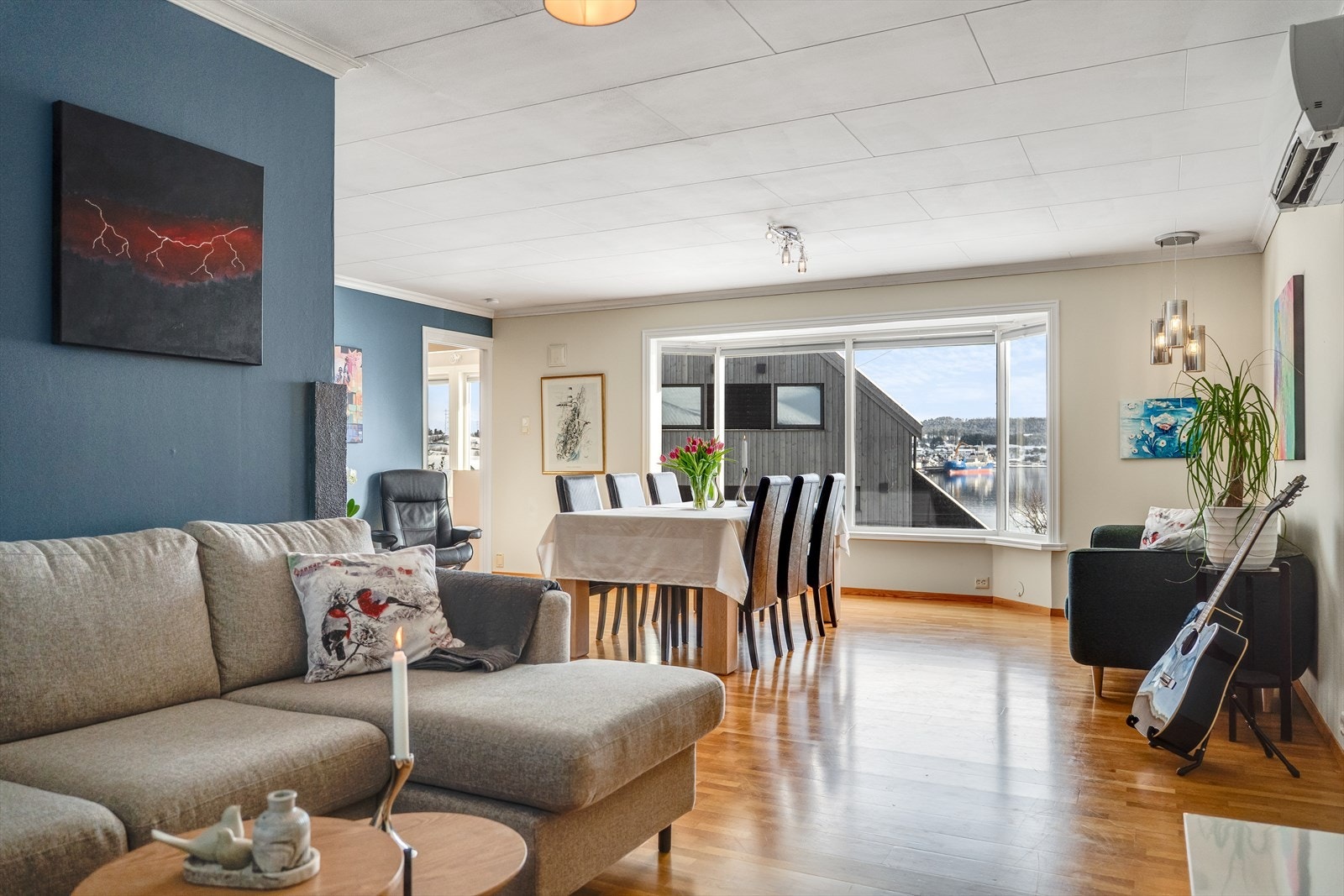 Rommelig stue med god plass til sittegrupper og spisebord Galleribilde