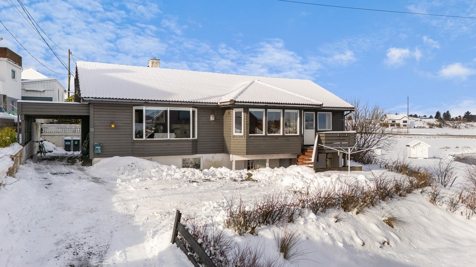 Rommelig gårdsrom med carport Galleribilde