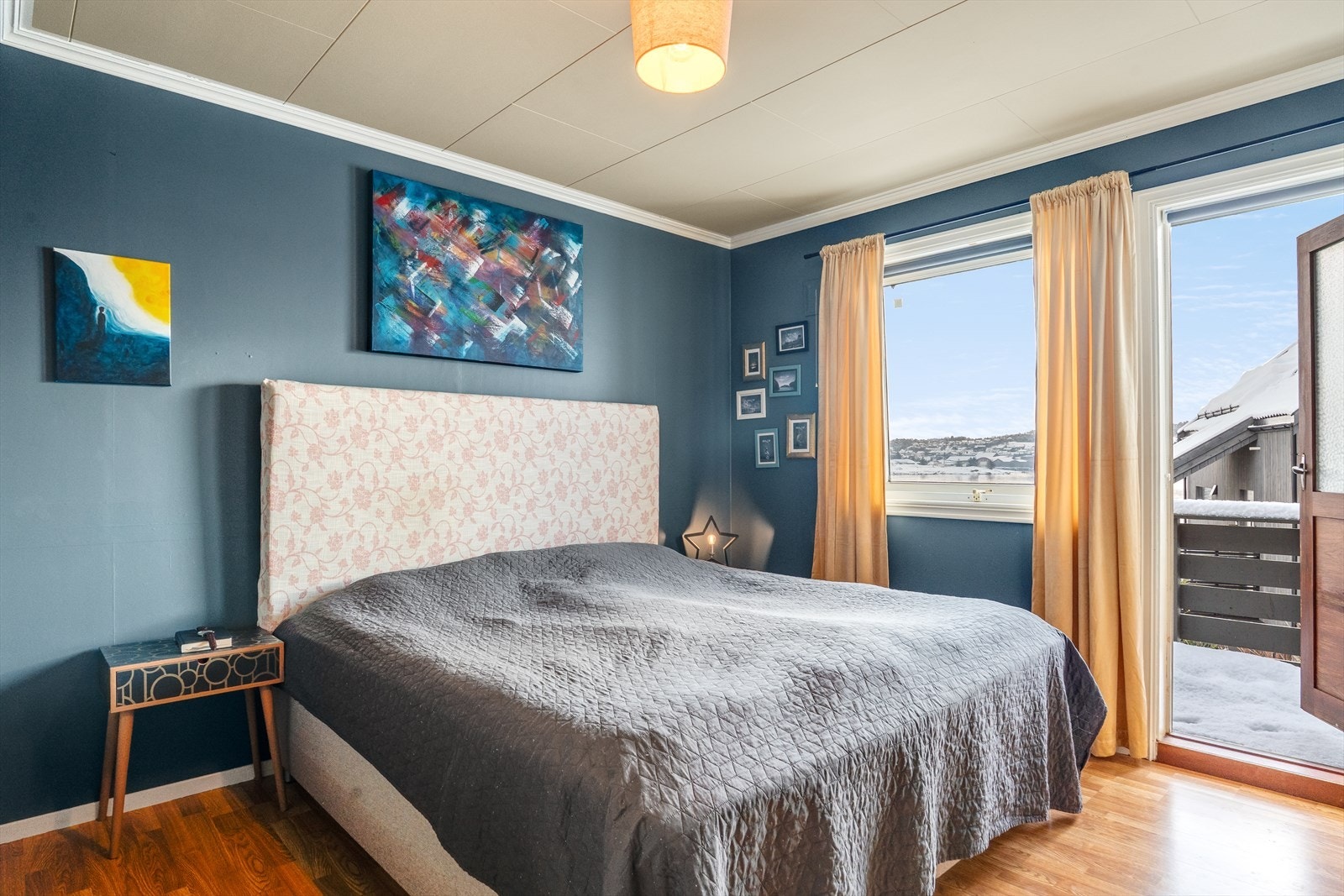 Soverom med utgang til balkong Galleribilde