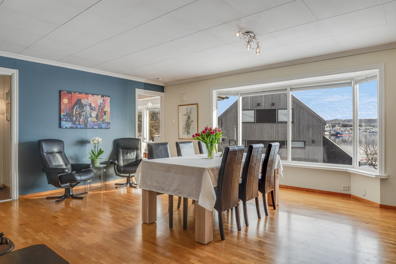 Stuen har karnappvindu med utsikt mot Karmsundet Galleribilde