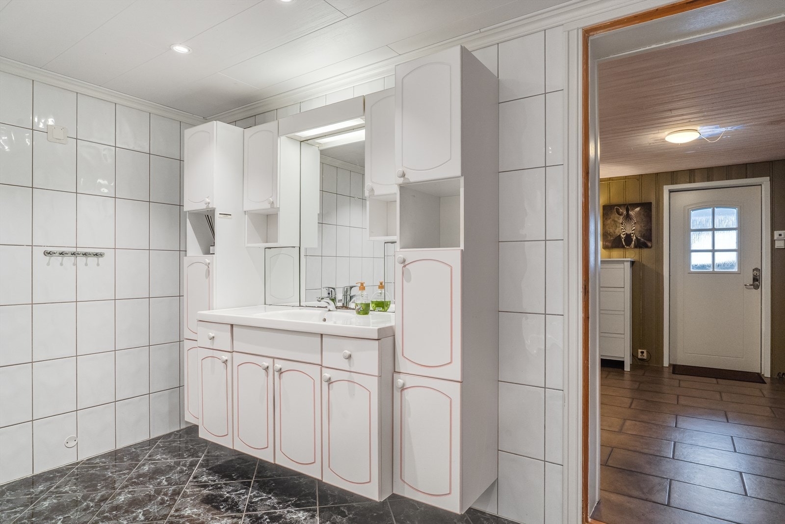 God oppbevaringsplass i baderomsseksjon Galleribilde