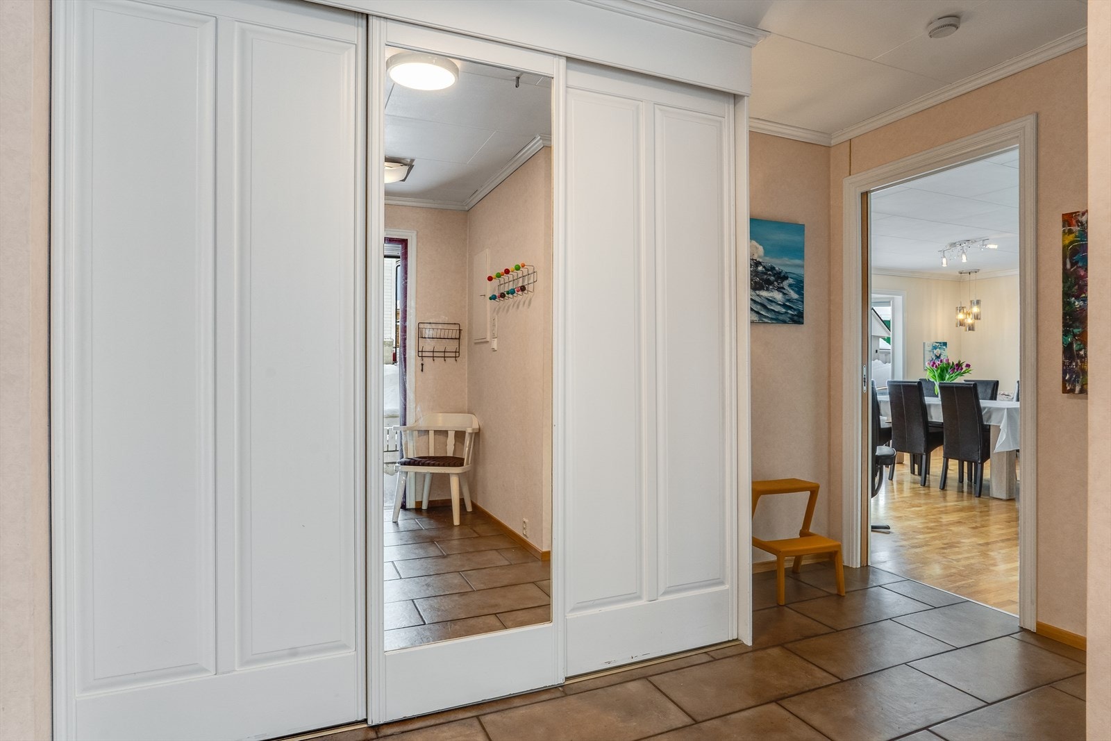 Gang med god garderobeplass Galleribilde