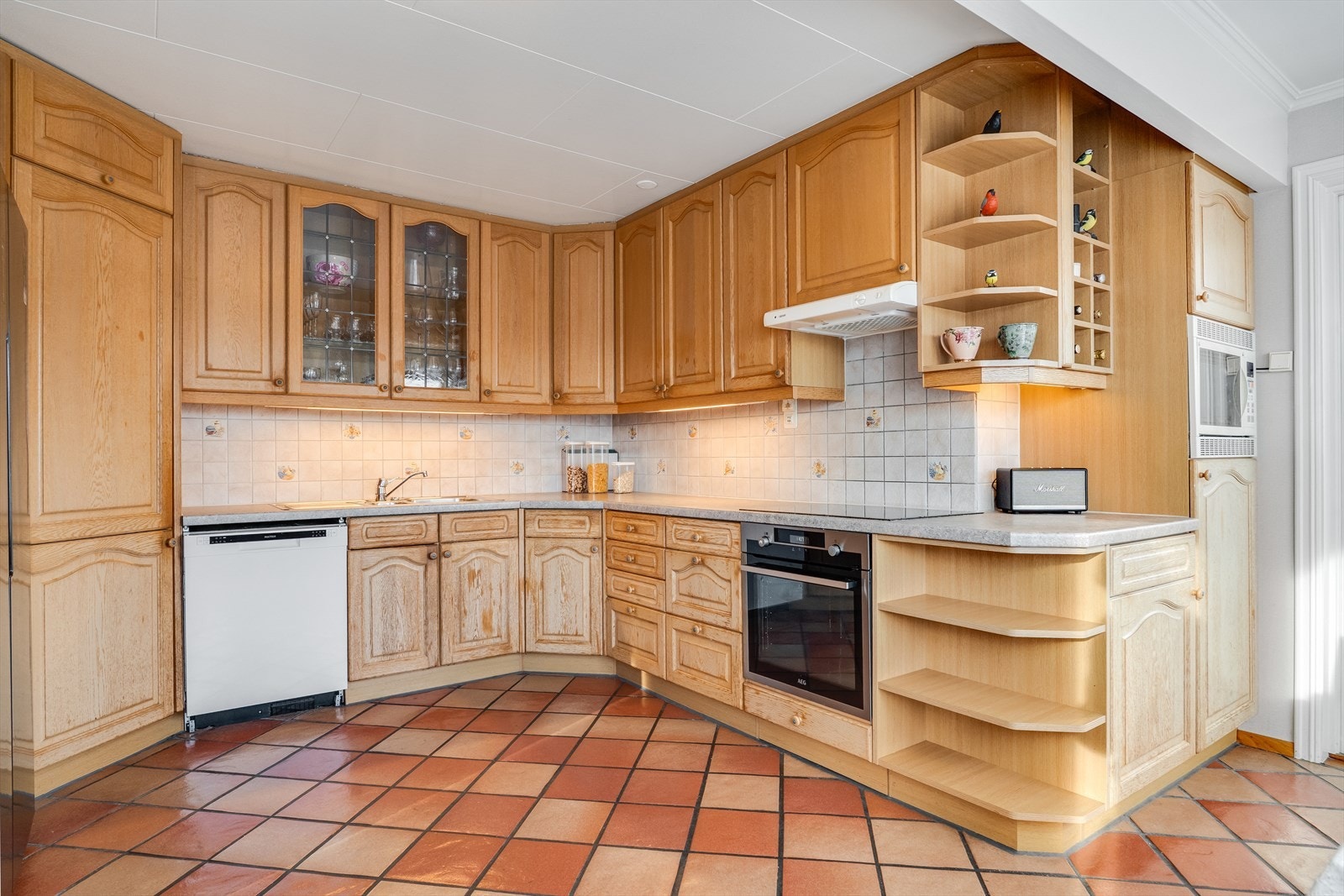 Kjøkkenet har god skap- og skuffeplass Galleribilde