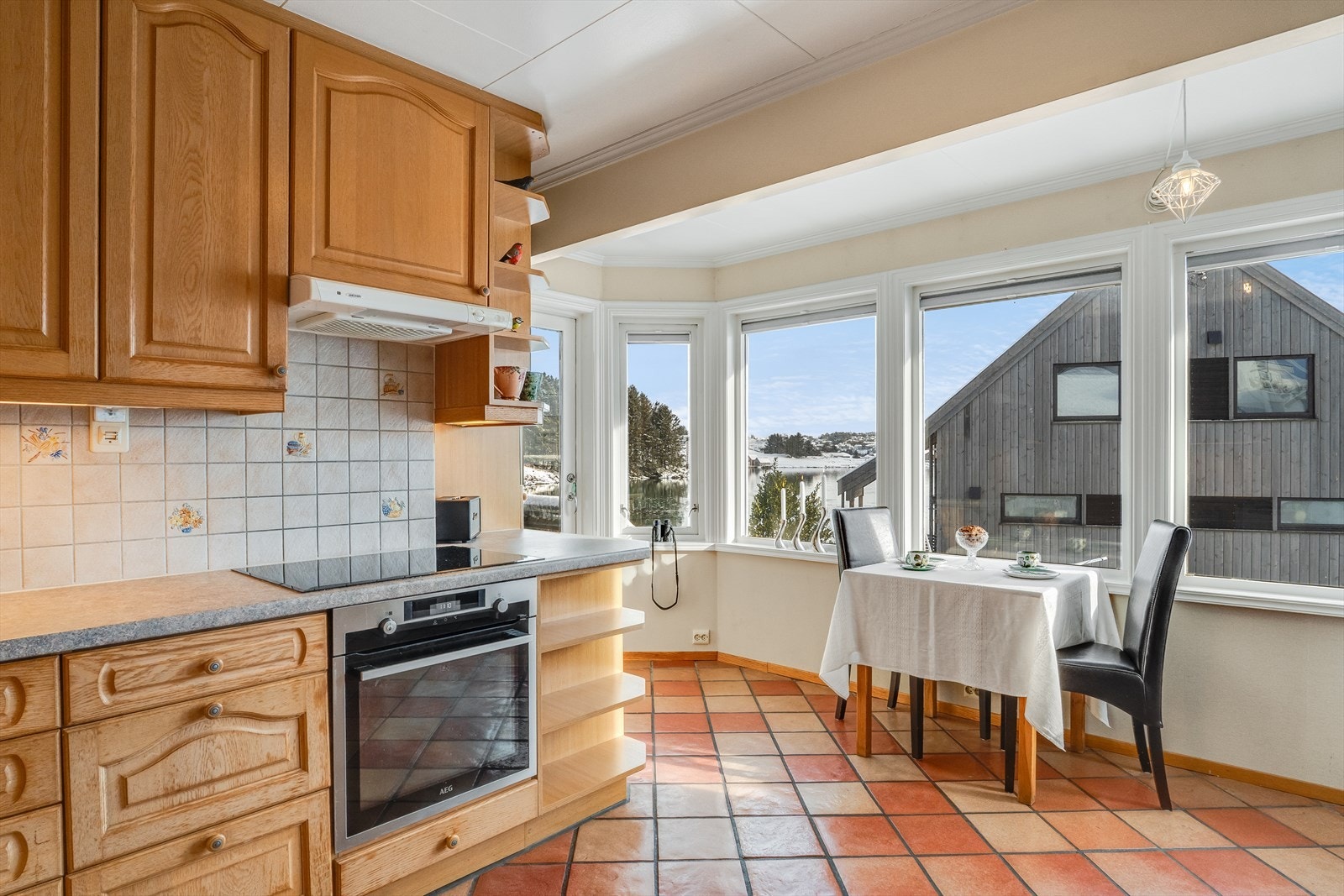 Kjøkken med spiseplass og utgang til terrasse Galleribilde