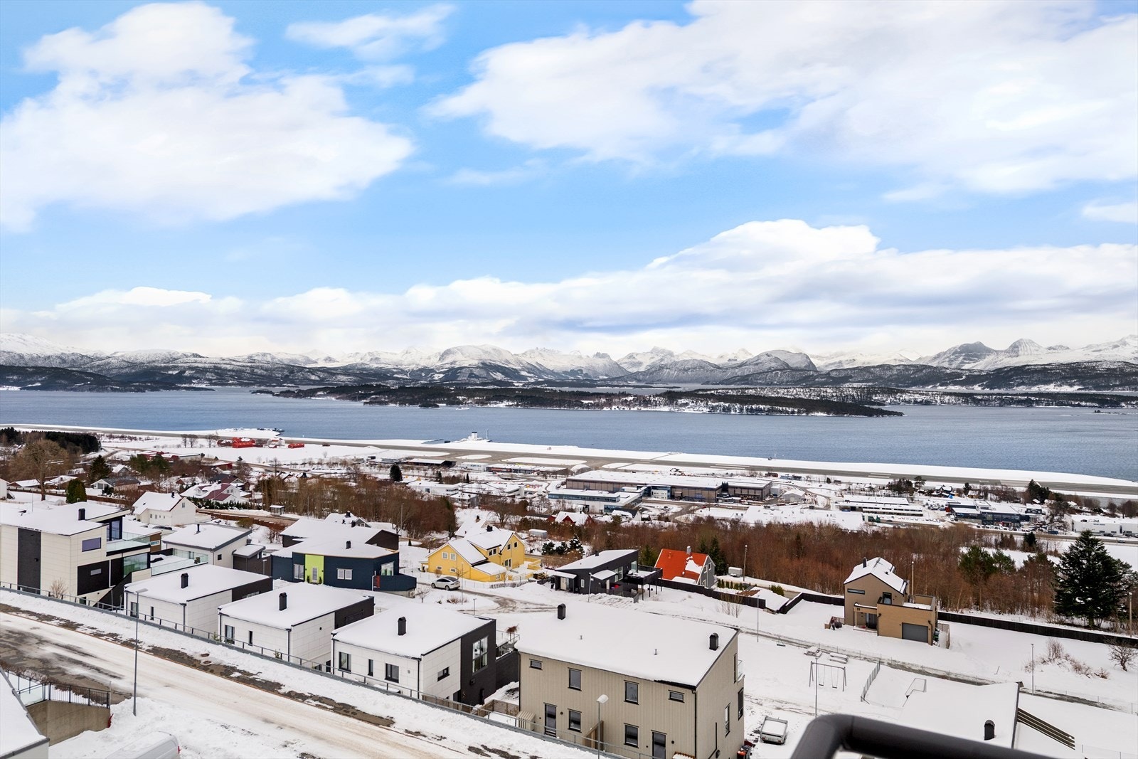 Fra leiligheten har du fantastisk utsikt mot fjorden og Romsdalsfjellene! Galleribilde