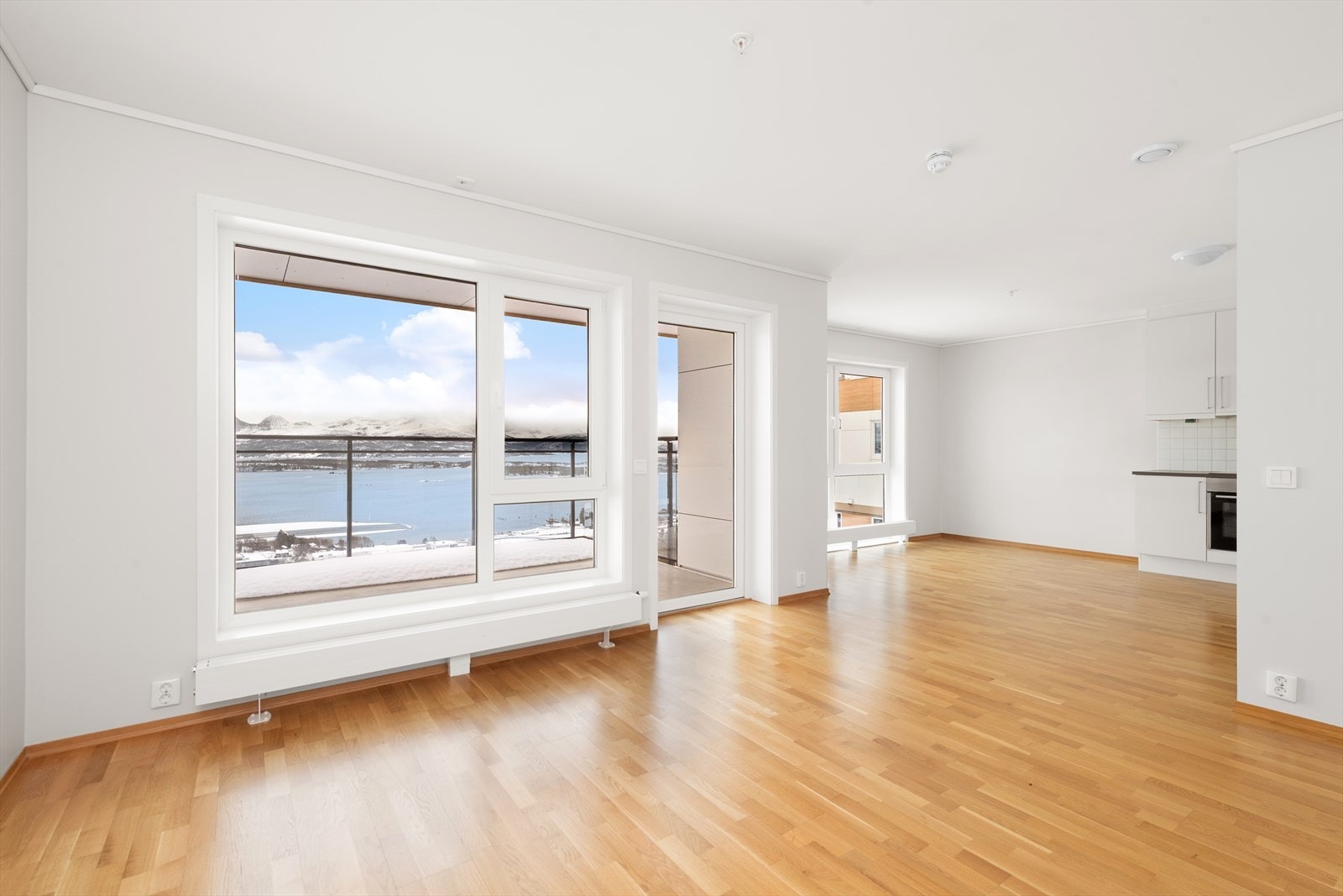 Lys og hyggelig stue med store vindusflater Galleribilde