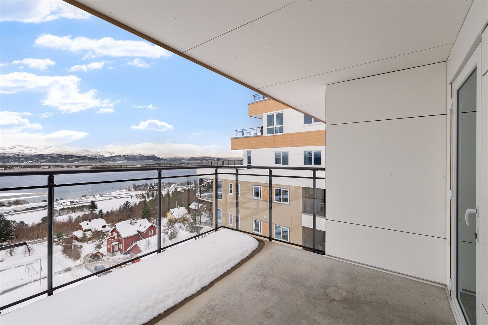 Sydvendt balkong på 11 kvm med gode solforhold og nydelig utsikt Galleribilde