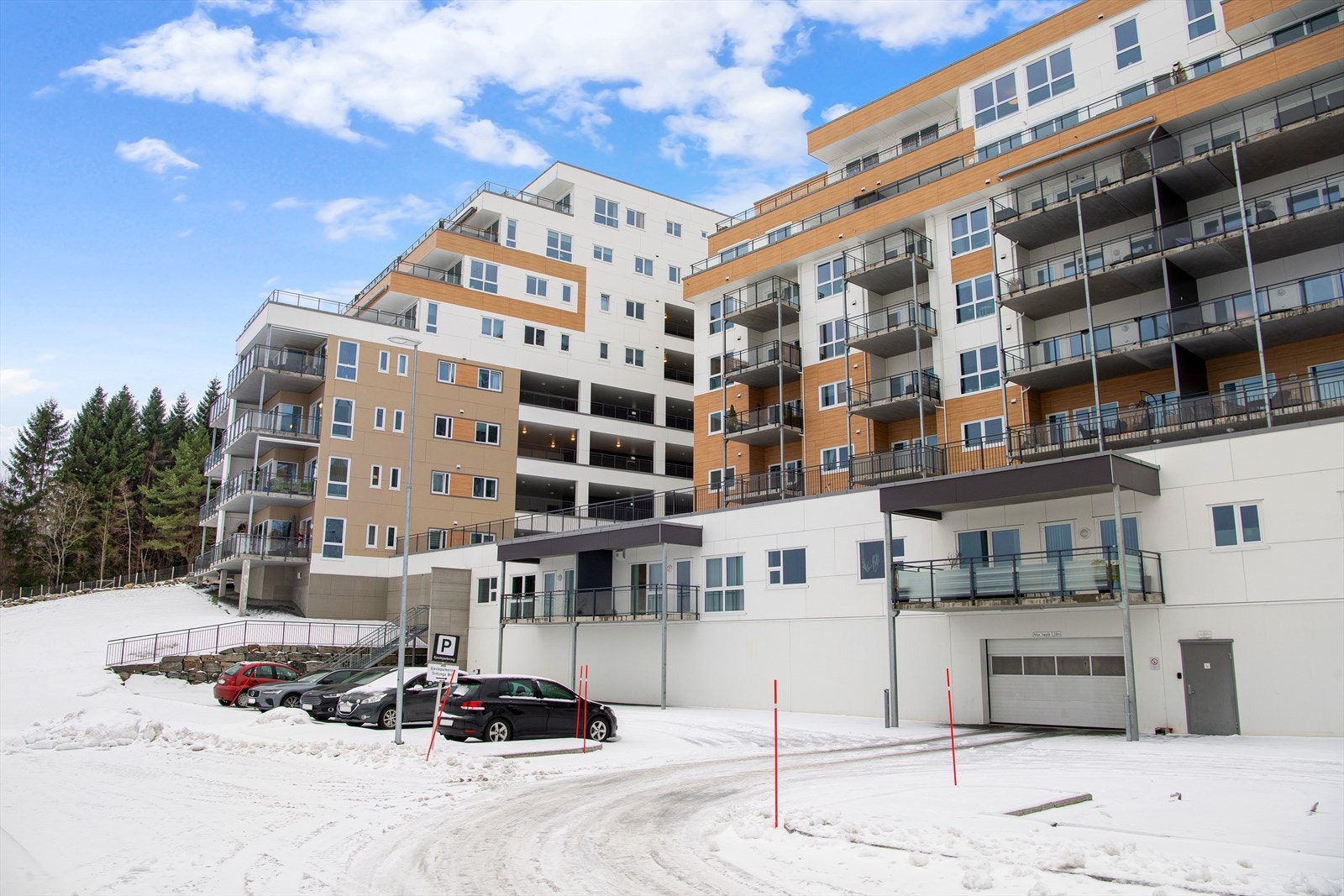 Leiligheten ligger fint til i vestenden av bygget, med innkjøring til garasje rett nedenfor. Galleribilde