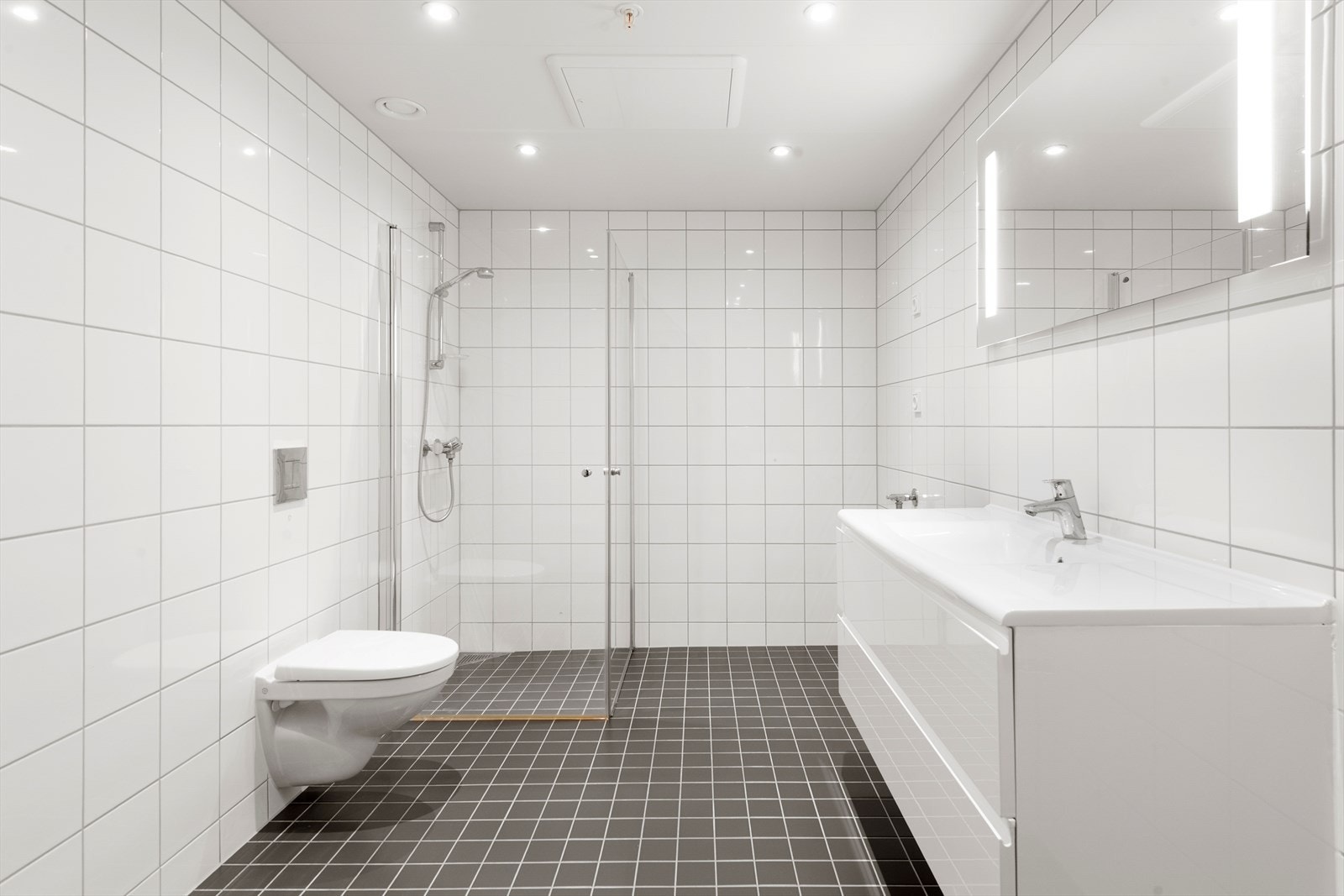 Stort, flislagt bad/wc med gulvvarme og opplegg for vaskemaskin Galleribilde