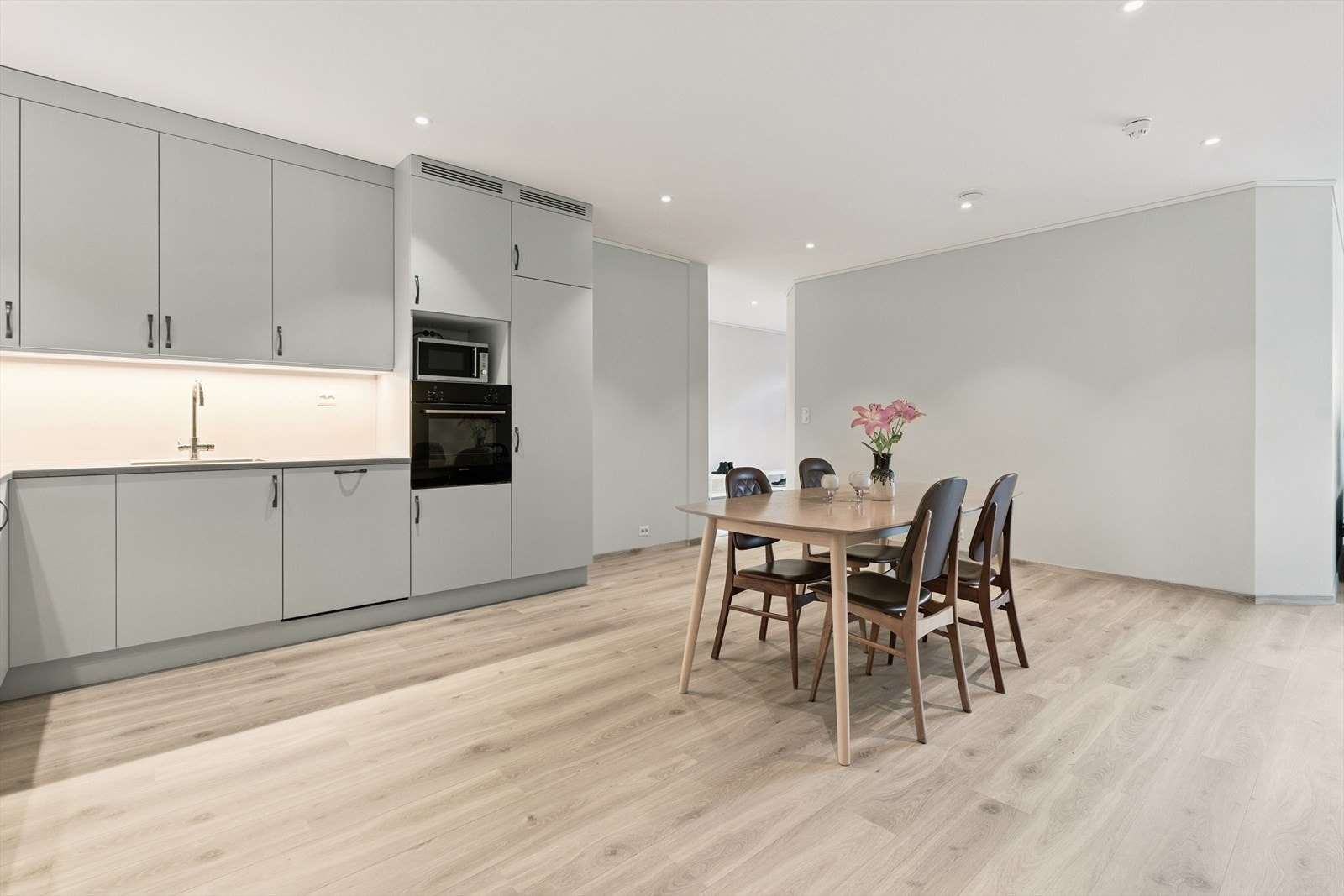 Stor åpen kjøkkenløsning med god plass om man ønsker å sette inn en kjøkkenøy Galleribilde