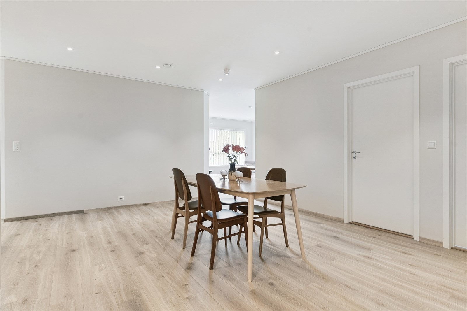 Mellom kjøkken og stue er det god plass til spisebord Galleribilde