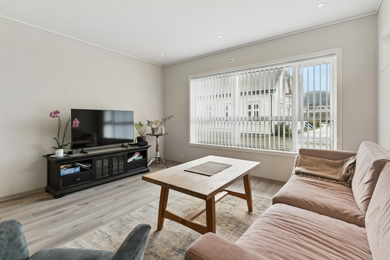 Leiligheten ligger på bakkeplan i den rolige enden av gaten Galleribilde