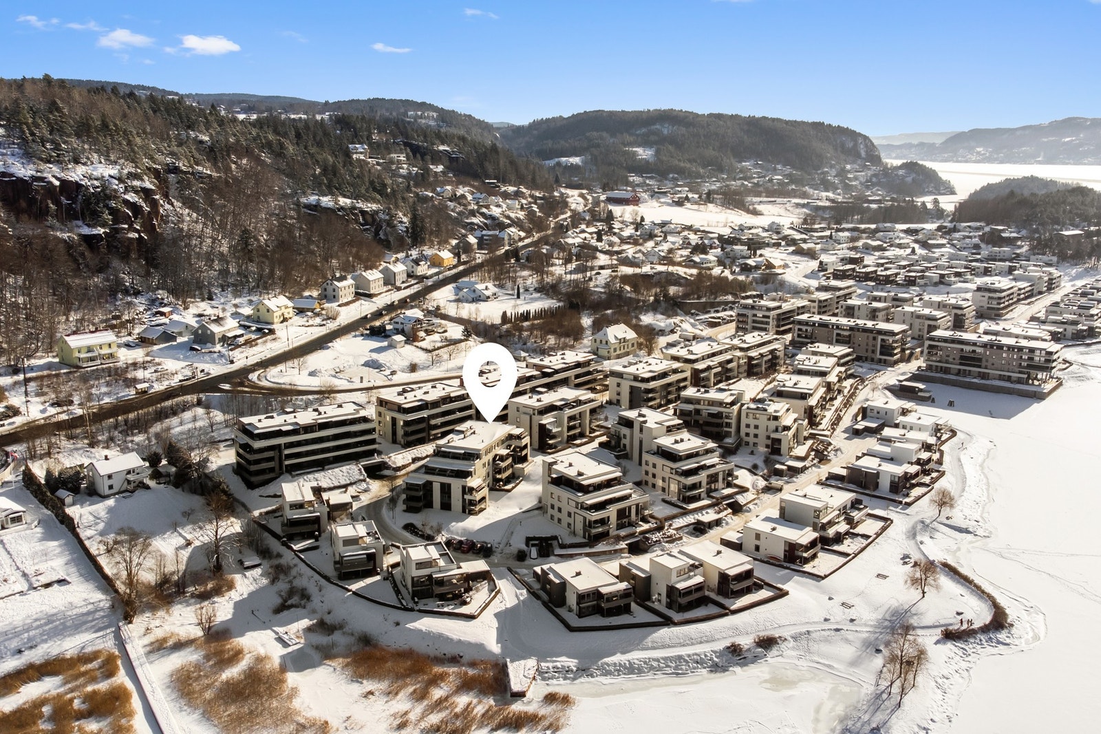 Eiendommen har en flott beliggenhet på Engersand - et populært og idyllisk boligområde med umiddelbar nærhet til fjorden Galleribilde