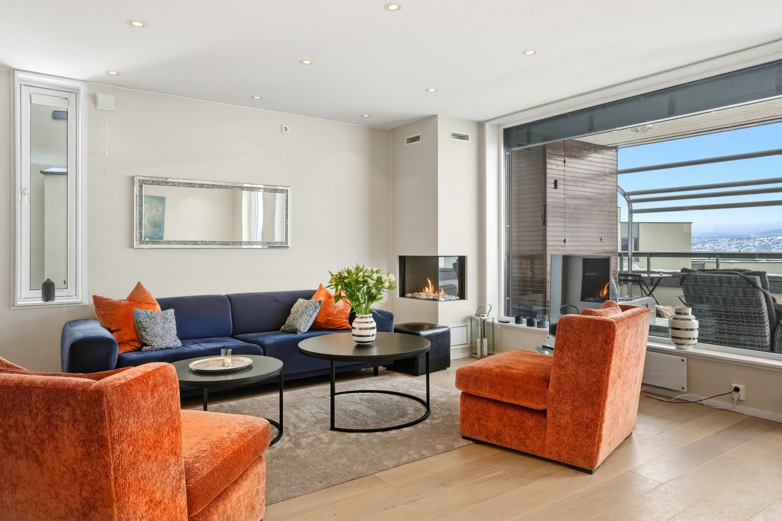 I det ene hjørnet er det montert en stilren gasspeis fra 2020 med innsats, som skaper en lun og hyggelig atmosfære Galleribilde