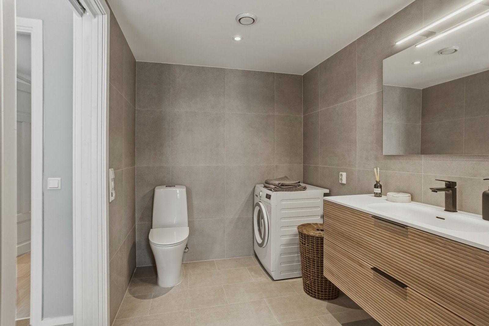 Videre er det opplegg for vaskemaskin samt et gulvstående toalett Galleribilde