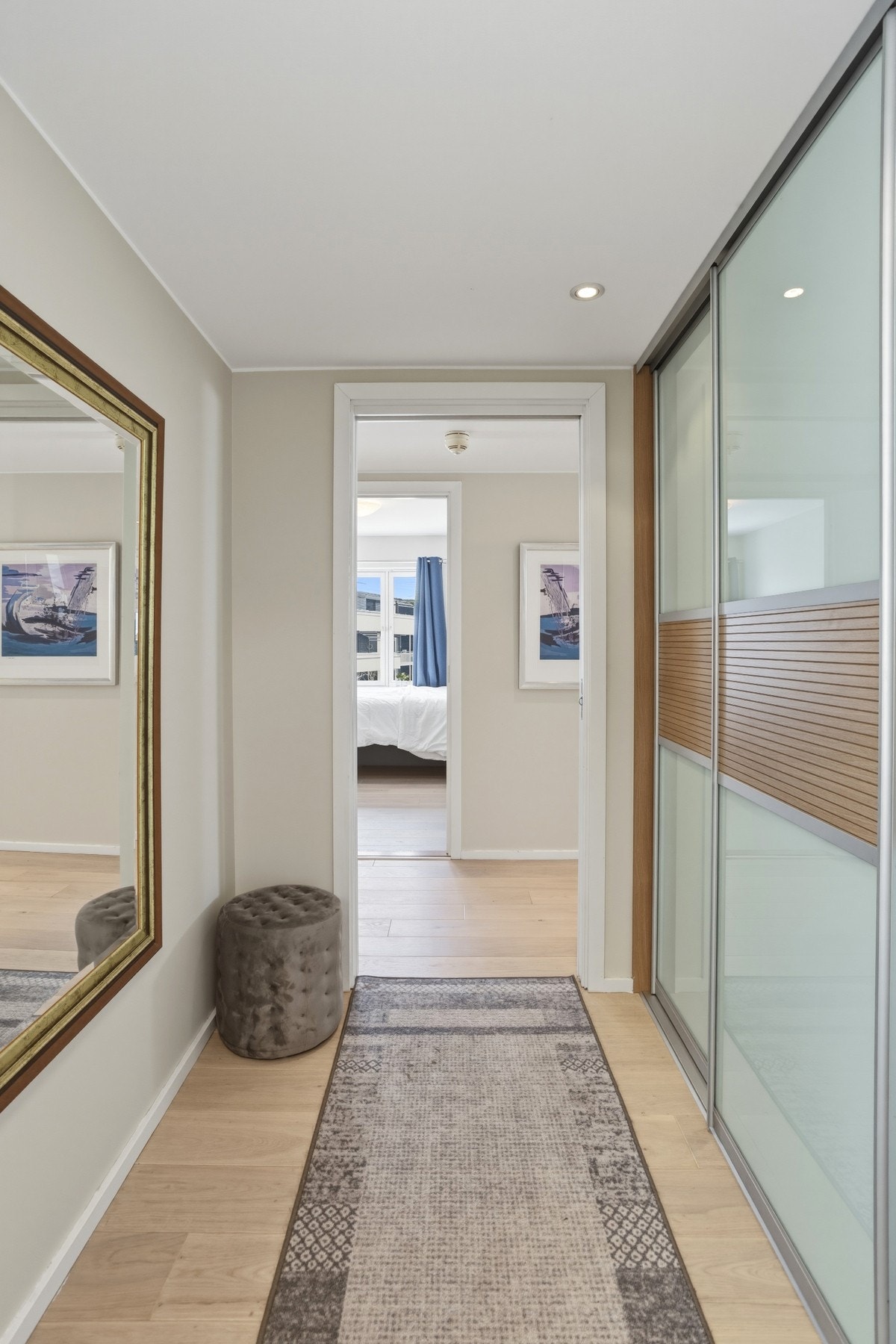 Pen entré/gang med 1-stavs parkettgulv og slette vegg- og himlingsplater Galleribilde