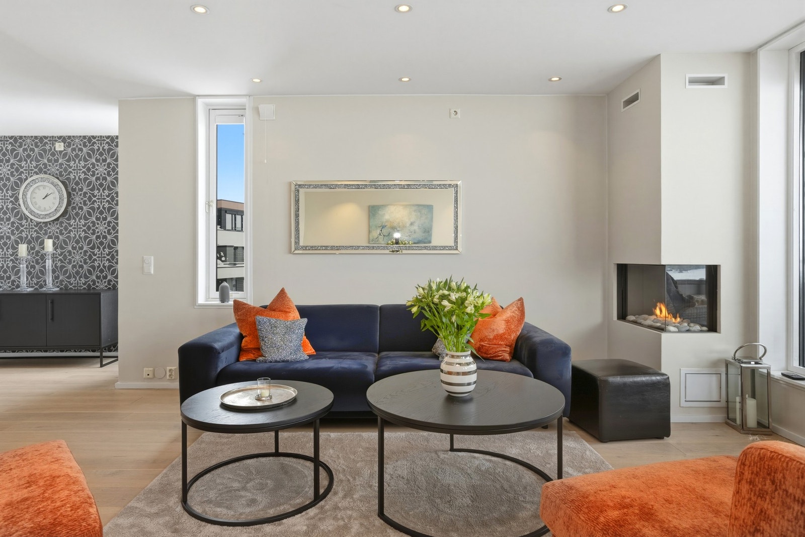 Stuen har også en kontrastvegg dekorert med stilfullt tapet Galleribilde