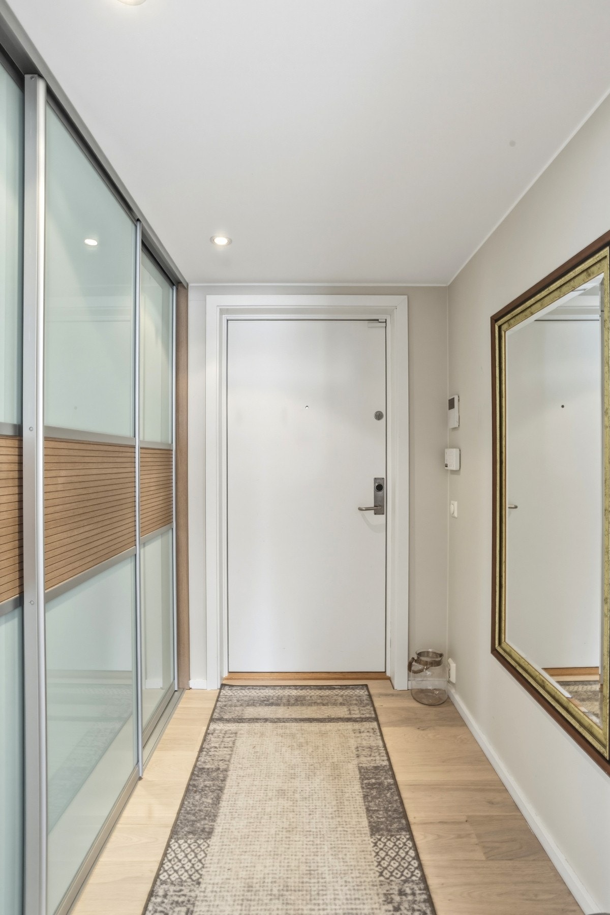 Det er installert dørcalling, downlights i himling og skyvedørsgarderobe for oppbevaring av yttertøy og sko Galleribilde