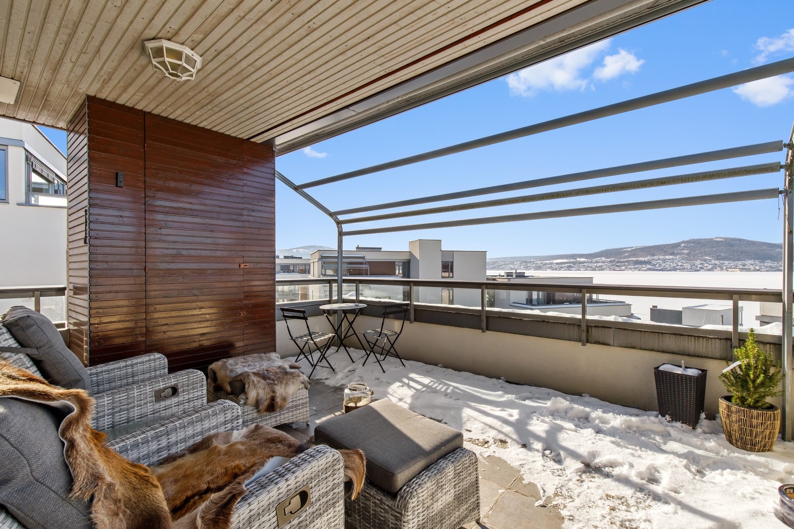 Her får du gode solforhold og nydelig utsikt både fra balkong og stue Galleribilde