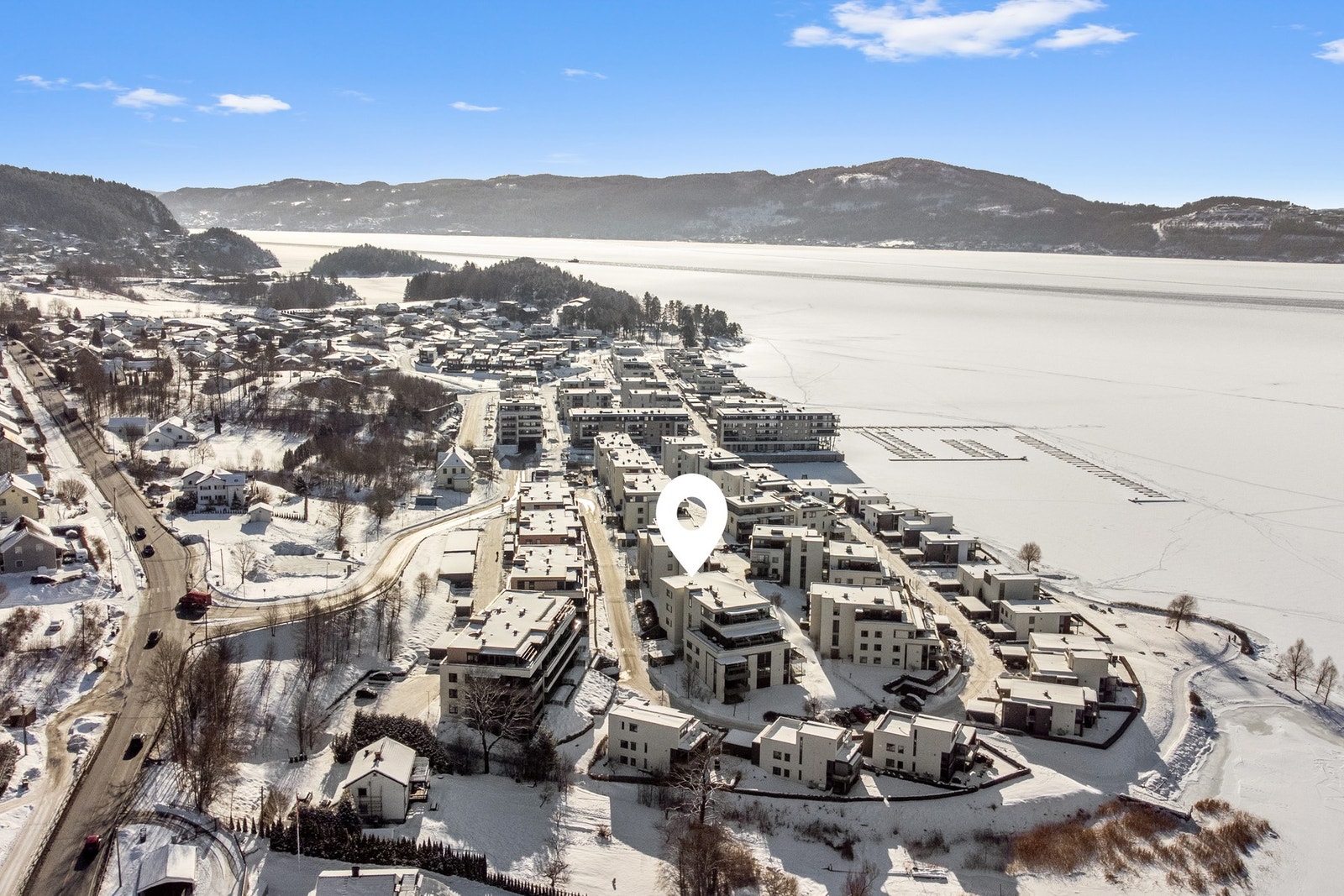 Området byr på en innbydende strandpromenade, bryggeanlegg og gode muligheter for både fiske og båtplass Galleribilde