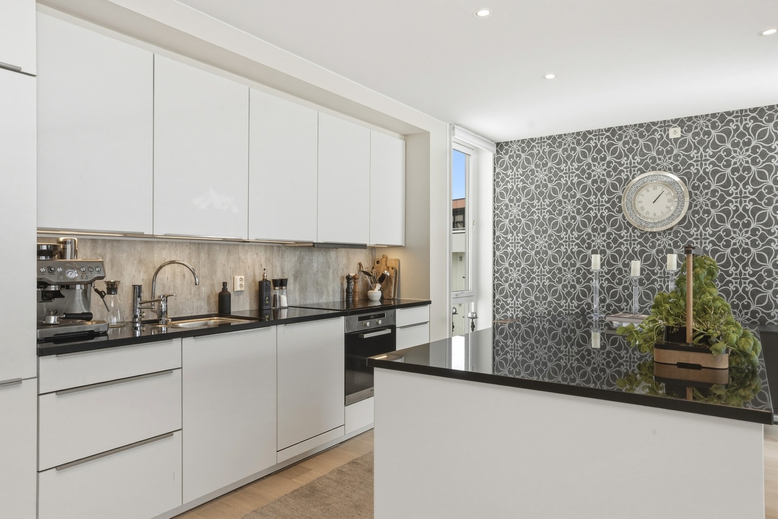 Ventilator er montert i overskap, og det er installert automatisk vannstopper med fuktsensor Galleribilde