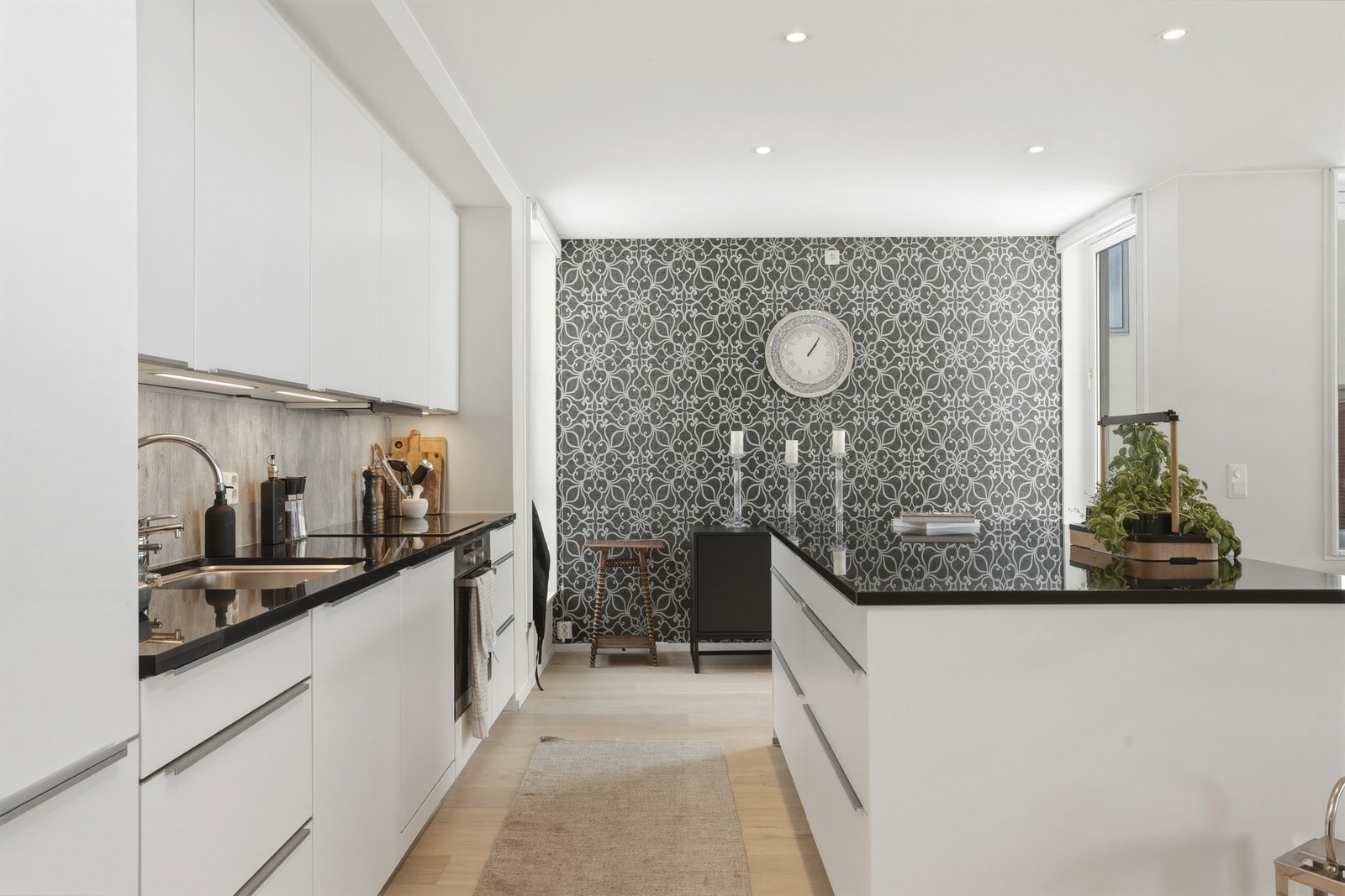 Innredningen har kjøkkenøy og integrerte hvitevarer, herunder stekeovn m/pyrolyse, platetopp, oppvaskmaskin og kjøleskap med fryser Galleribilde