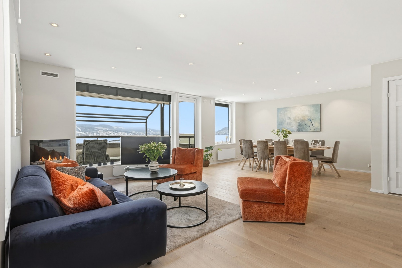 Romslig og innbydende stue med 1-stavs parkettgulv fra 2020, malte flater på vegger og slett flate i himling med innfelte downlights Galleribilde