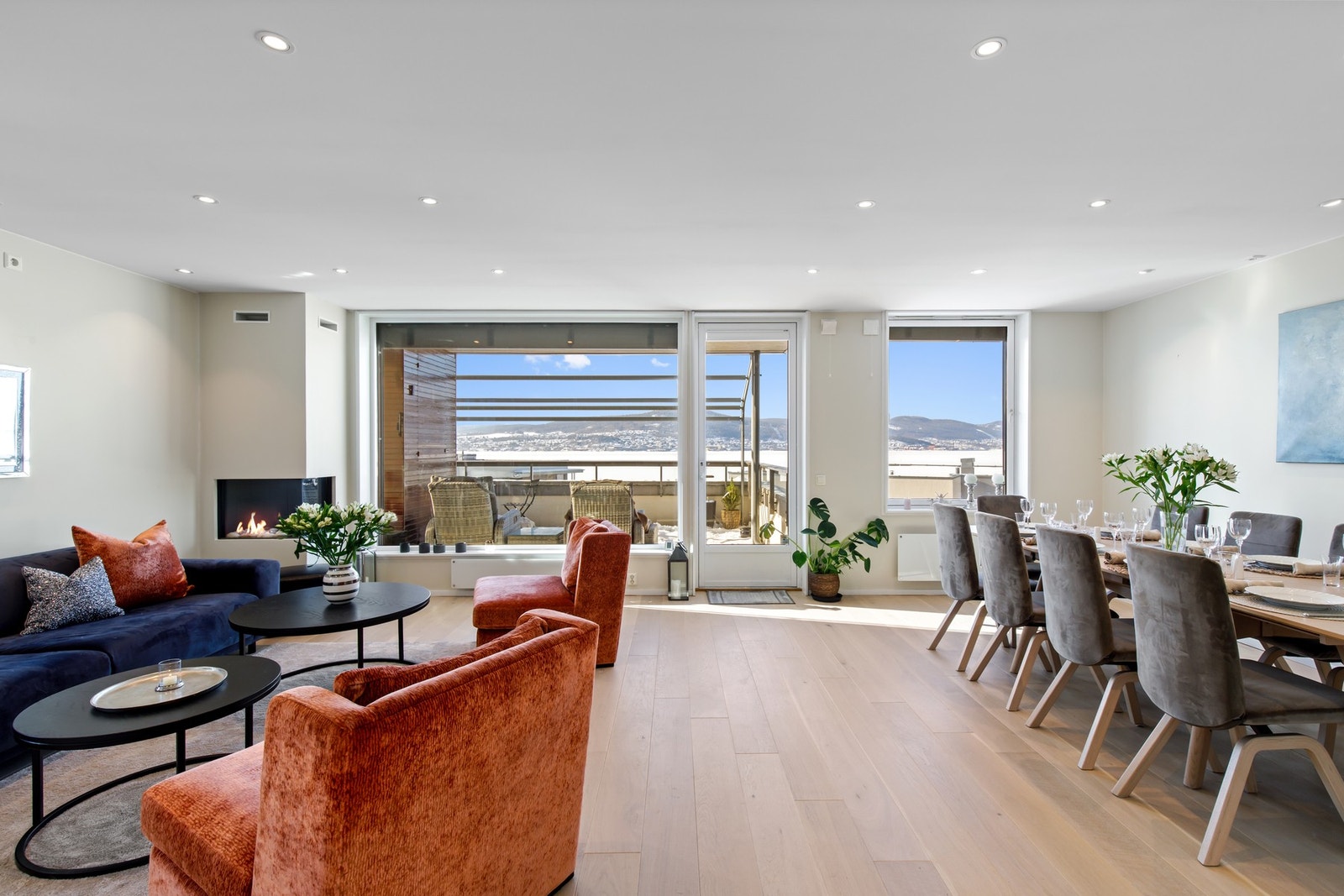 Her er det lett å møblere i flere soner, og rommet har fin plass til sofa, tv-møblement og spisebord Galleribilde