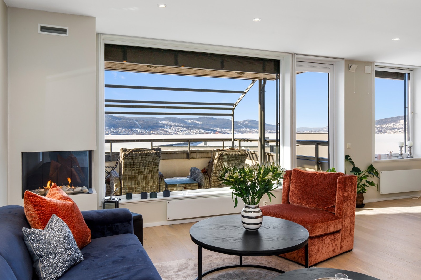 Eiendomsmegler Emilie Fredriksen v/EIE eiendomsmegling ønsker velkommen til Fjordsvingen 11! Galleribilde