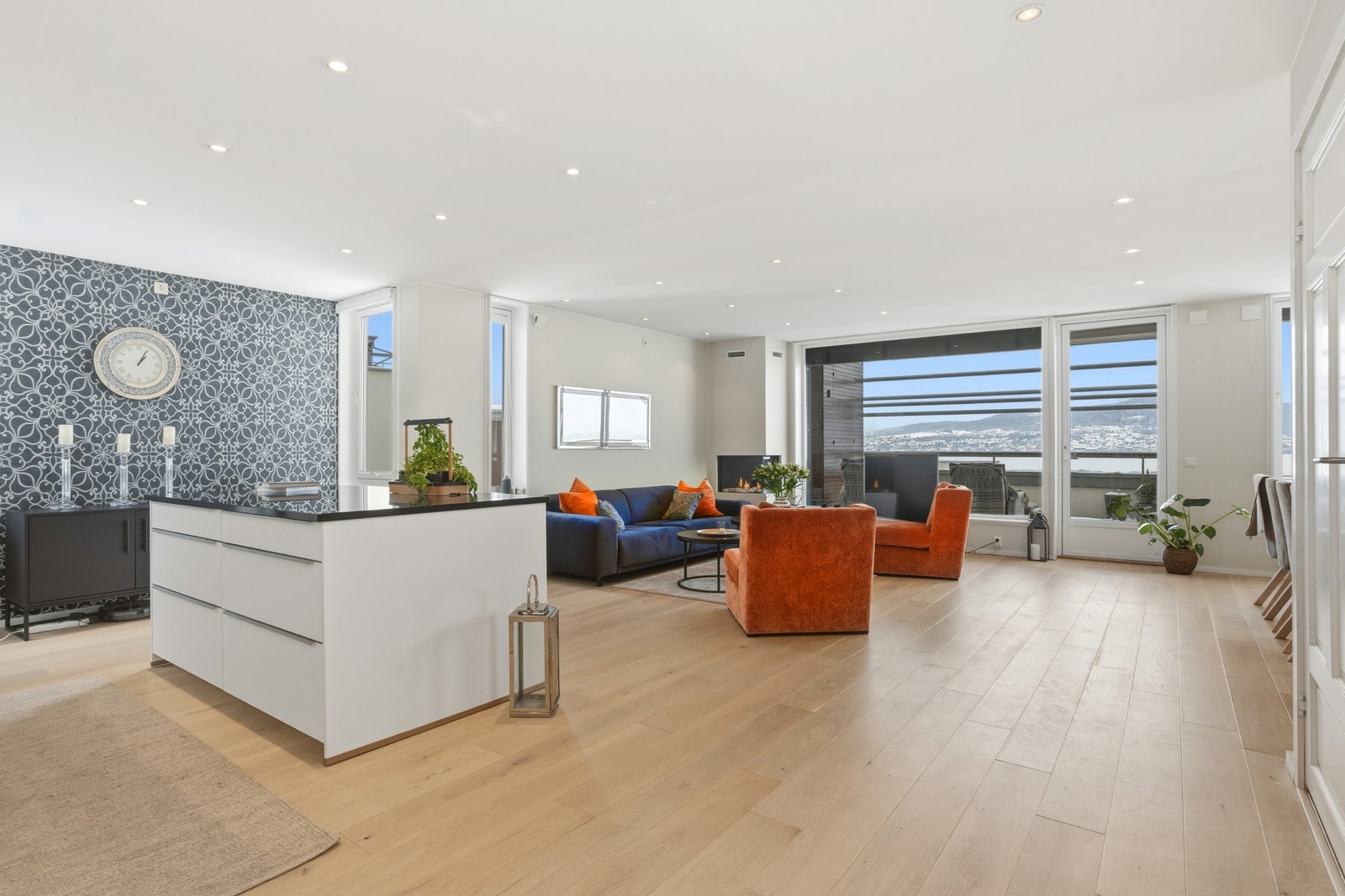 Rommet har store vindusflater som gir gode sol- og utsiktsforhold Galleribilde