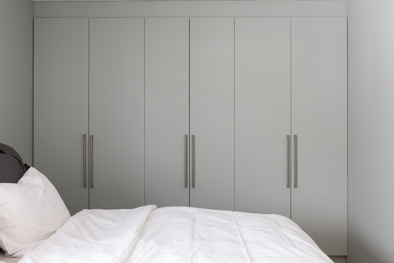 Hovedsoverommet har god plass til dobbeltseng, nattbord og øvrig møblement, samt plassbygde garderobeskap Galleribilde