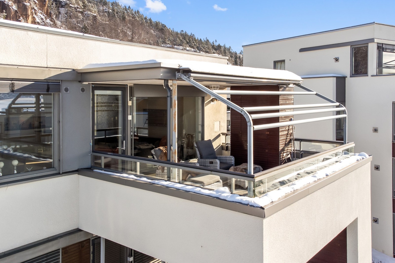 Balkongen har markise og utebelysning Galleribilde