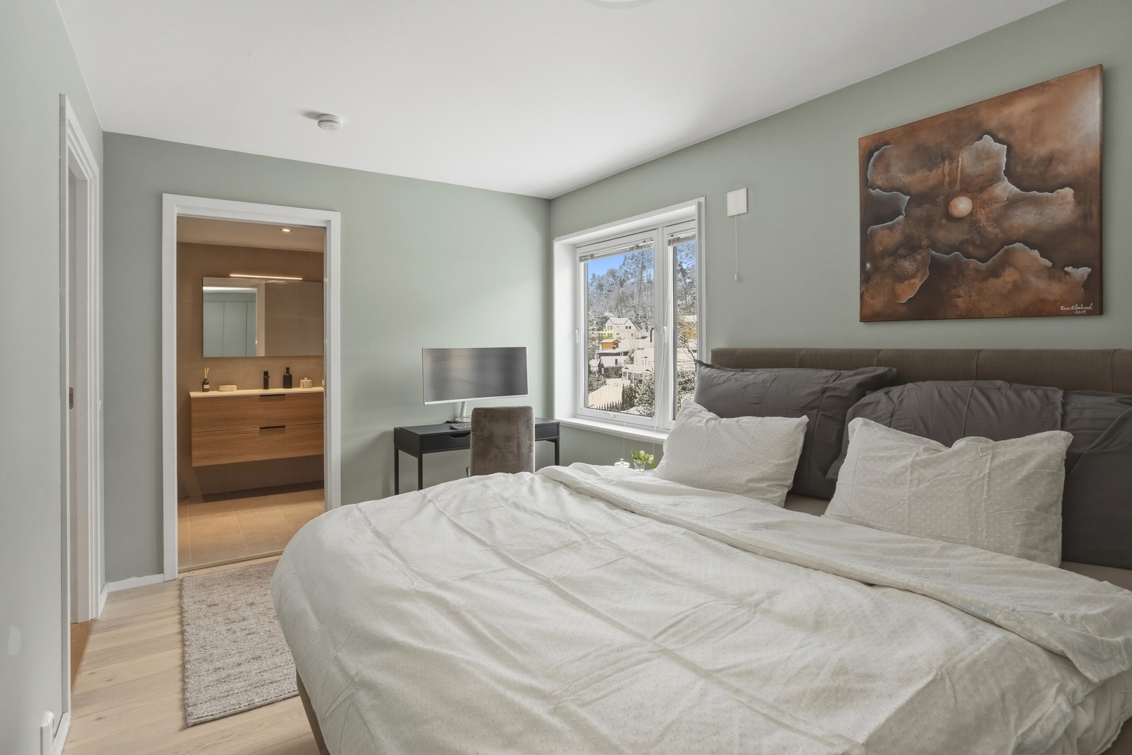 Fra hovedsoverommet er det direkte adkomst til det største badet Galleribilde