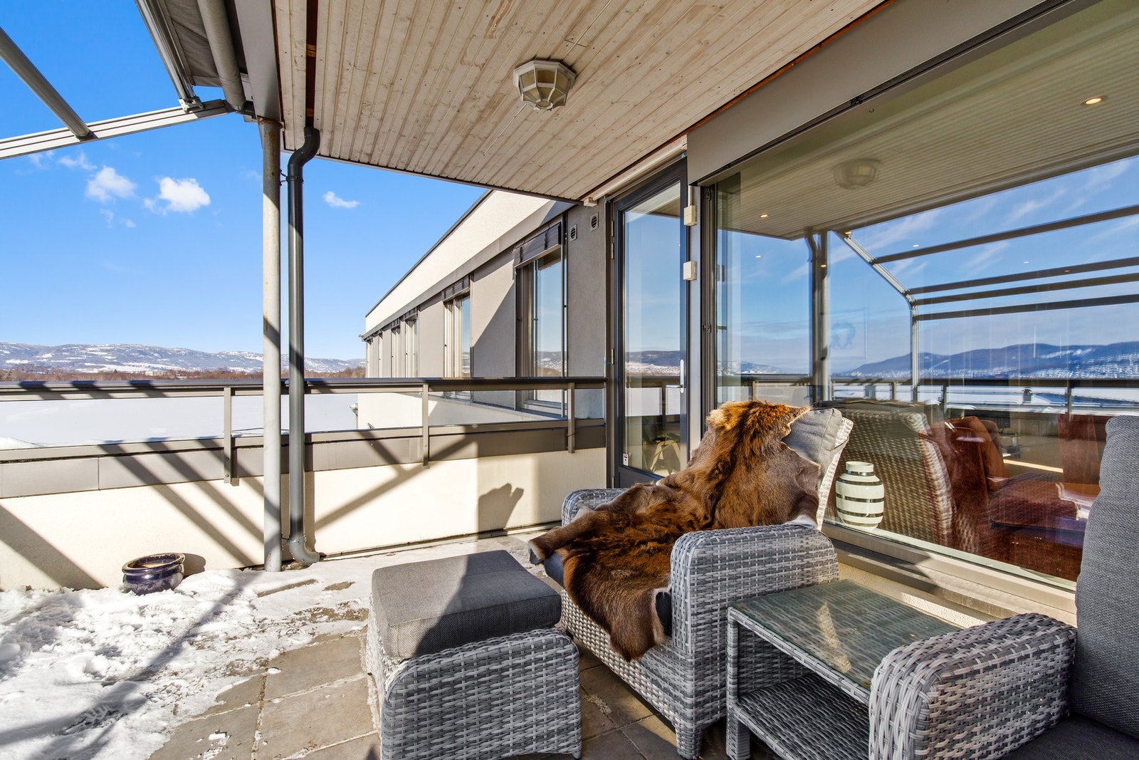 Fra stuen er det utgang til delvis overbygget balkong Galleribilde