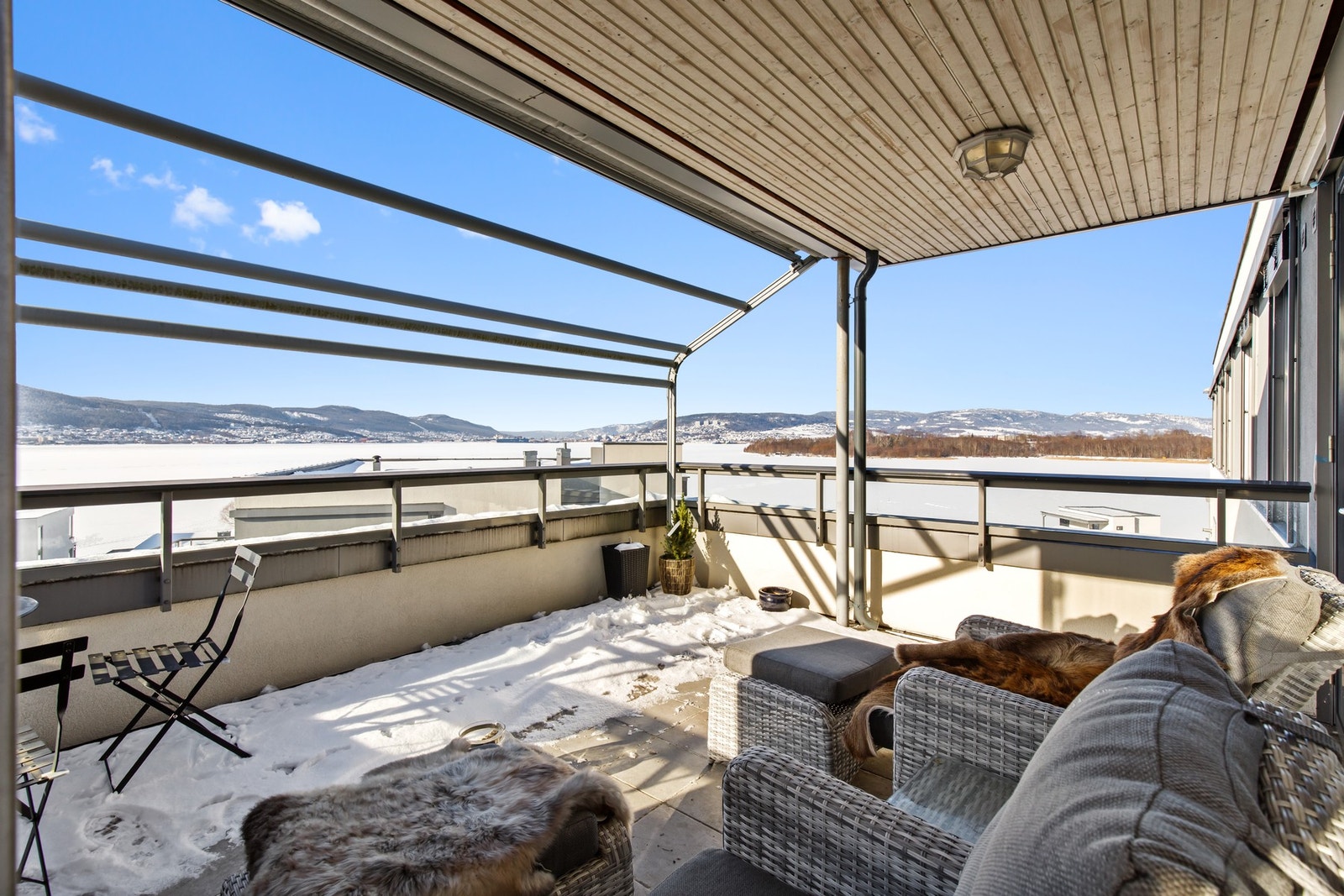 Balkongen er på ca. 18 kvm og er oppført i betongkonstruksjon. Gulvoverflater er belagt med fliser Galleribilde