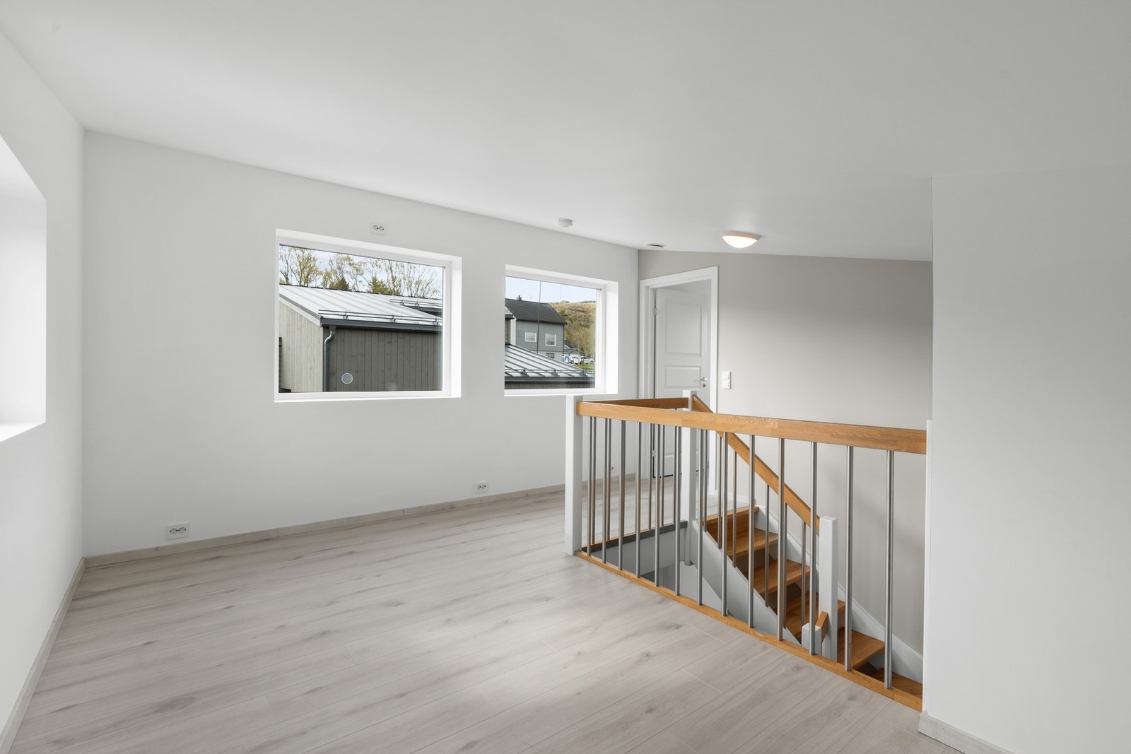 2. Etasje har plass til møblering og kan benyttes som en stue. Galleribilde