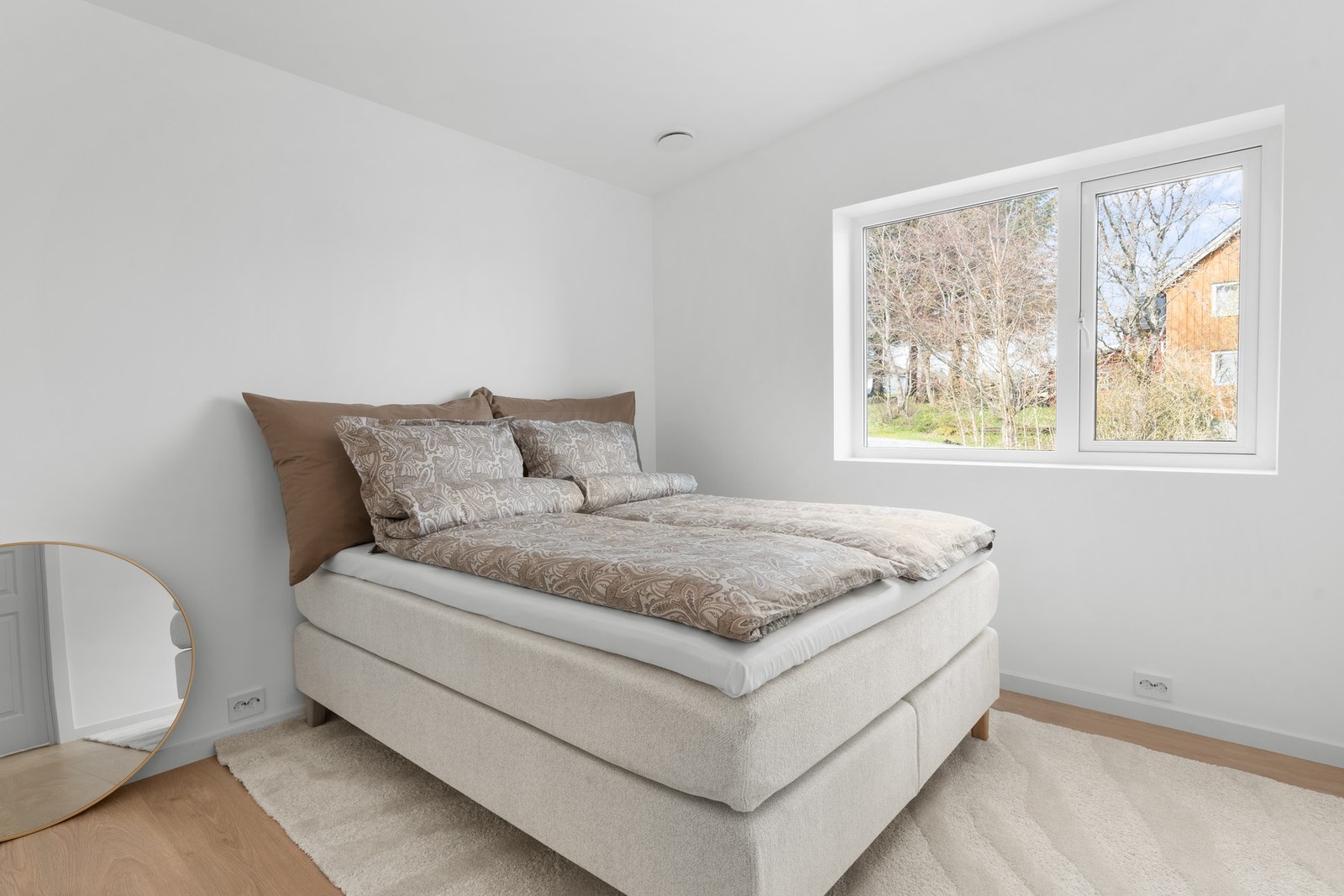 Romslig hovedsoveorm med plass til dobbeltseng. Galleribilde