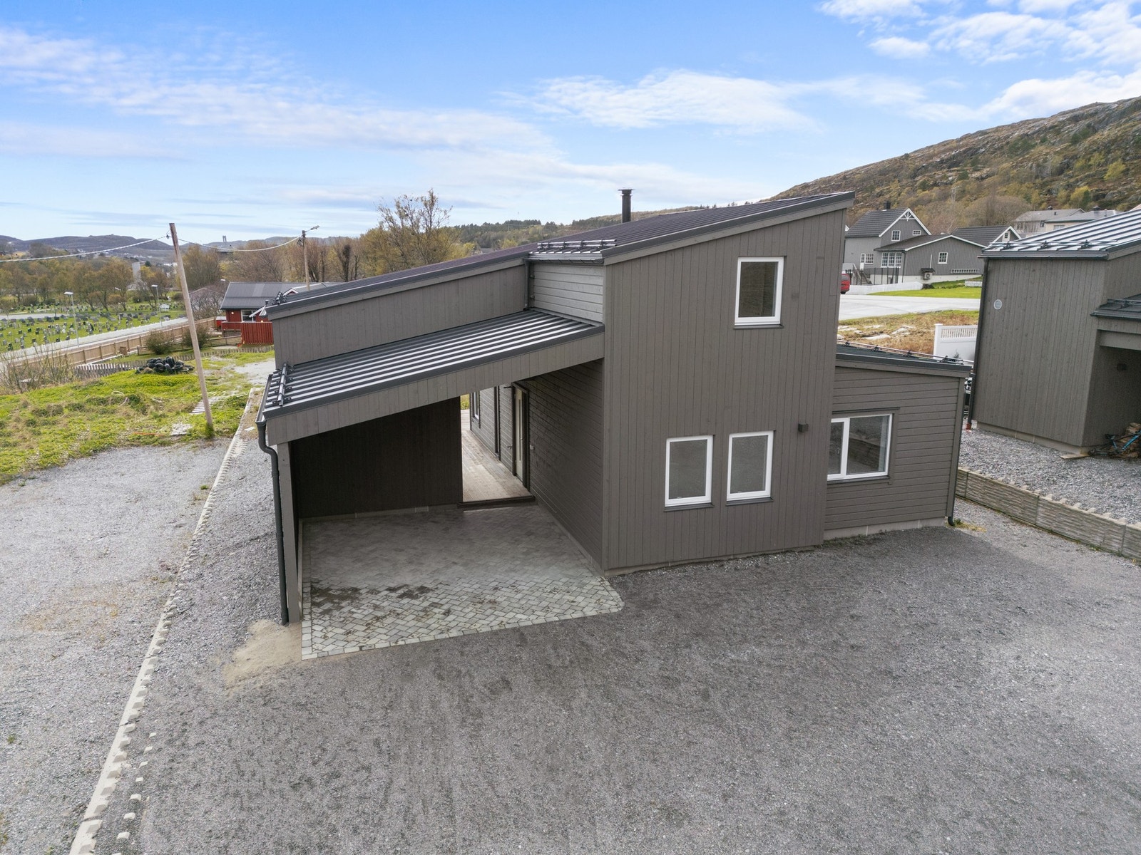 Flott og praktisk enebolig med svært sentral beliggenhet. Galleribilde