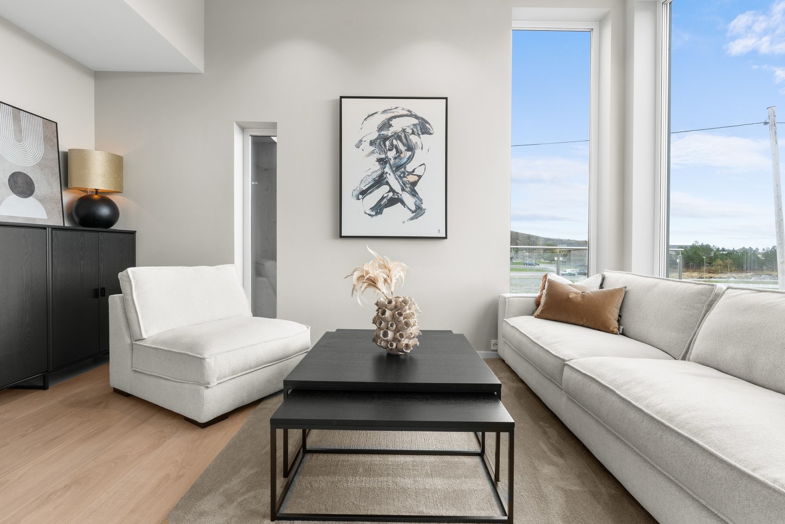 Stuen har plass til møblering og en åpen løsning til stue som skaper en luftig atmosfære. Galleribilde