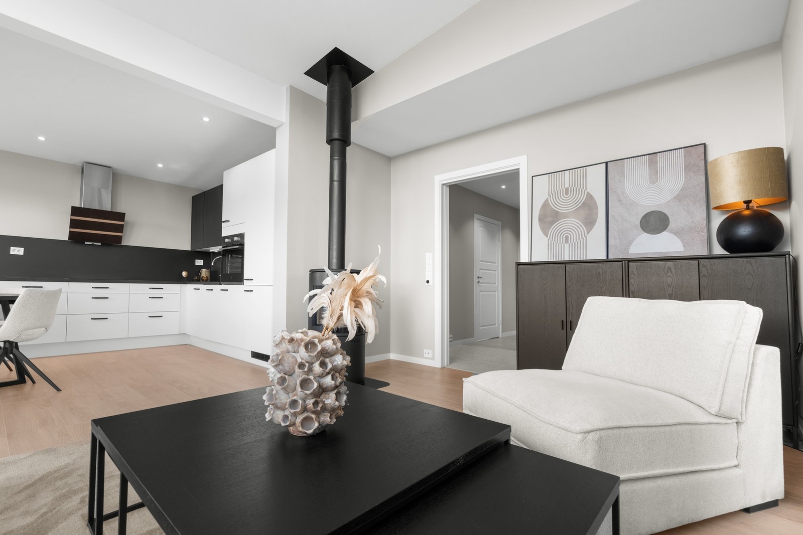 Innvendig har man laminatgulv og glatte overflater som er i duse farger. Galleribilde